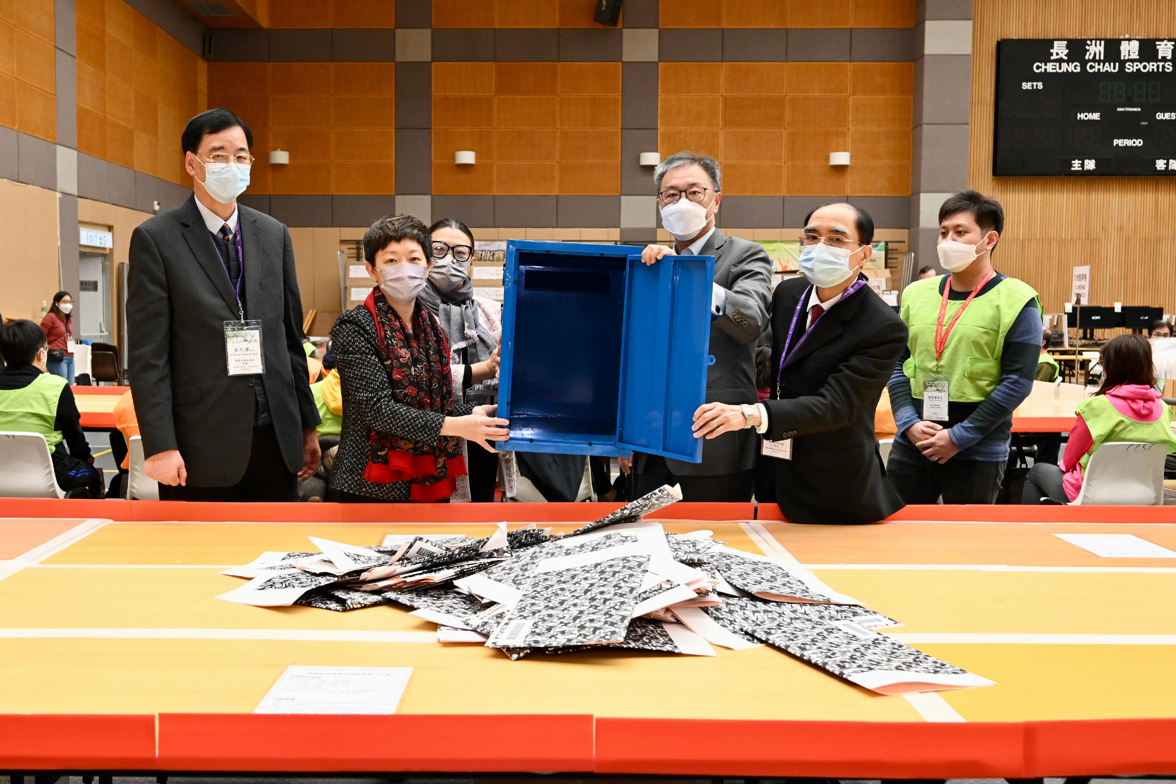 The Chairman of the Electoral Affairs Commission (EAC), Mr Justice David Lok (third right); EAC members Mr Arthur Luk, SC (second right), and Professor Daniel Shek (first left); and Deputy Director of Home Affairs Ms Eureka Cheung (second left) emptied a ballot box at the counting station of the Kaifong Representative Election in the 2023 Rural Ordinary Election at Cheung Chau Sports Centre today (January 15). 