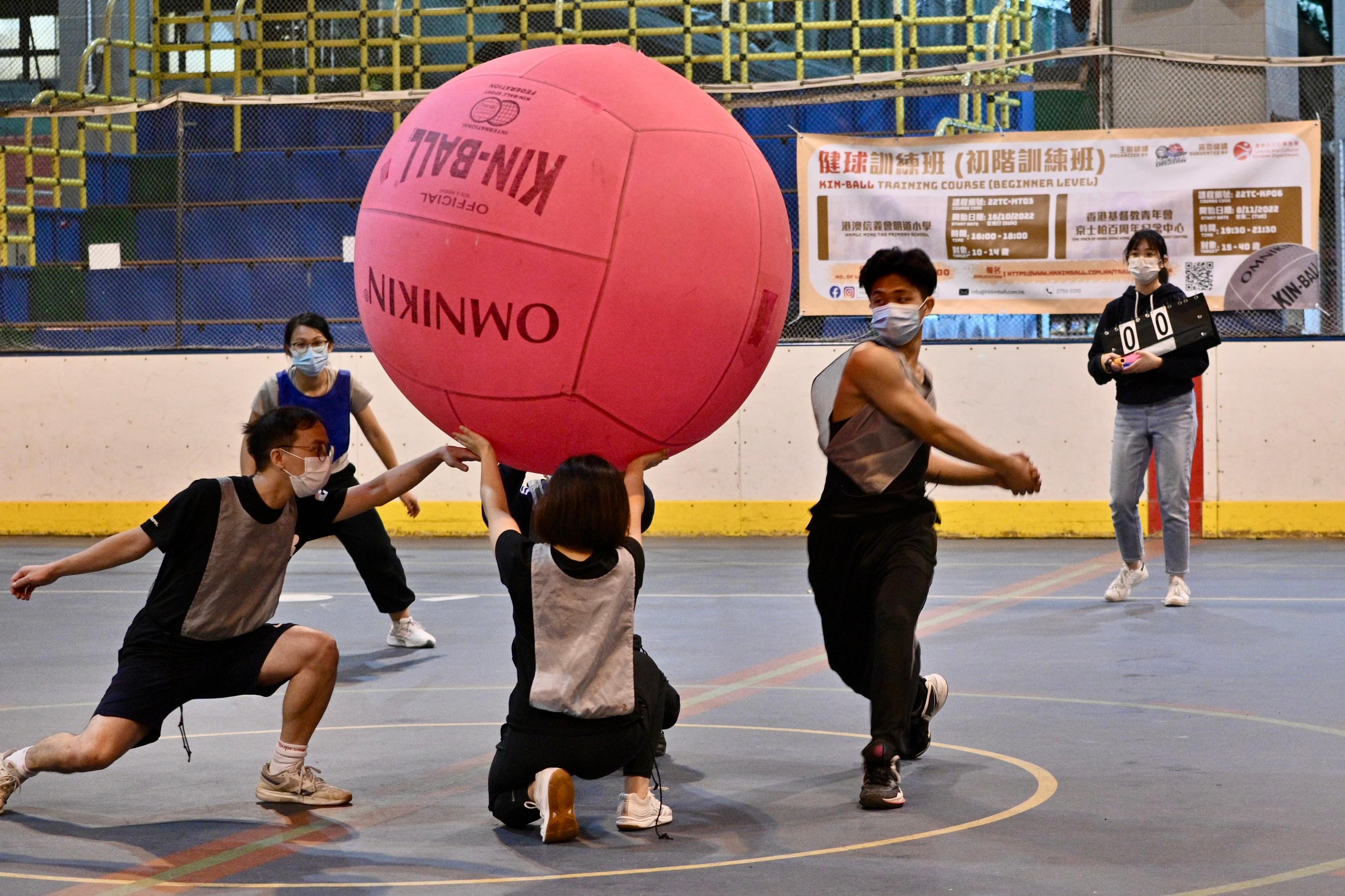 The Leisure and Cultural Services Department announced that the application for the 2023-24 Pilot Scheme on Subvention for New Sports starts today (January 16) to promote the development of new sports. Photo shows "Kin-Ball", which is a new sport being subvented by the scheme earlier.
