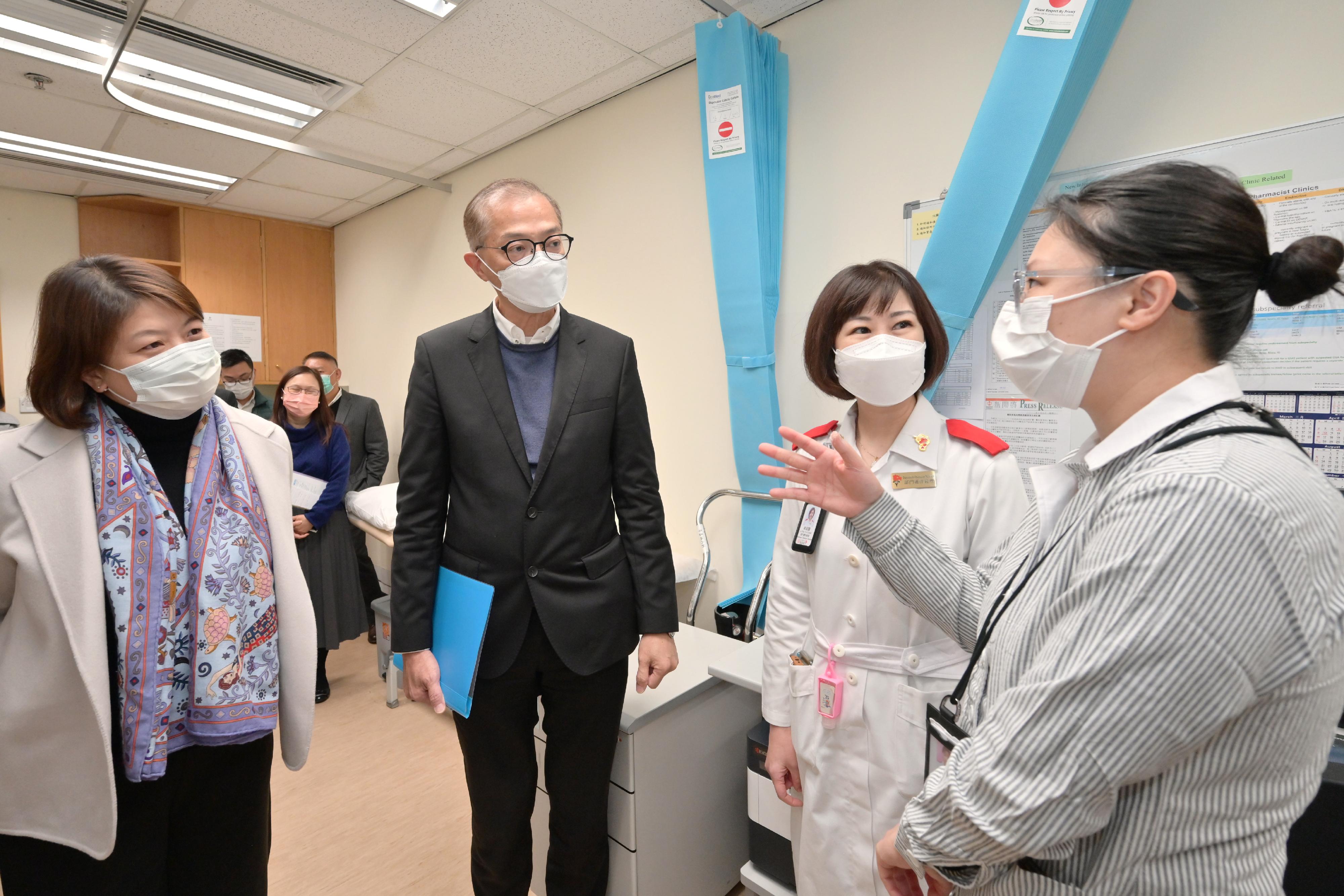 The Secretary for Health, Professor Lo Chung-mau (second left) and the Under Secretary for Health, Dr Libby Lee (first left), visited Prince of Wales Hospital today (January 16) to get a grasp of the operation of the Medical Specialist Outpatient Clinic of the hospital.