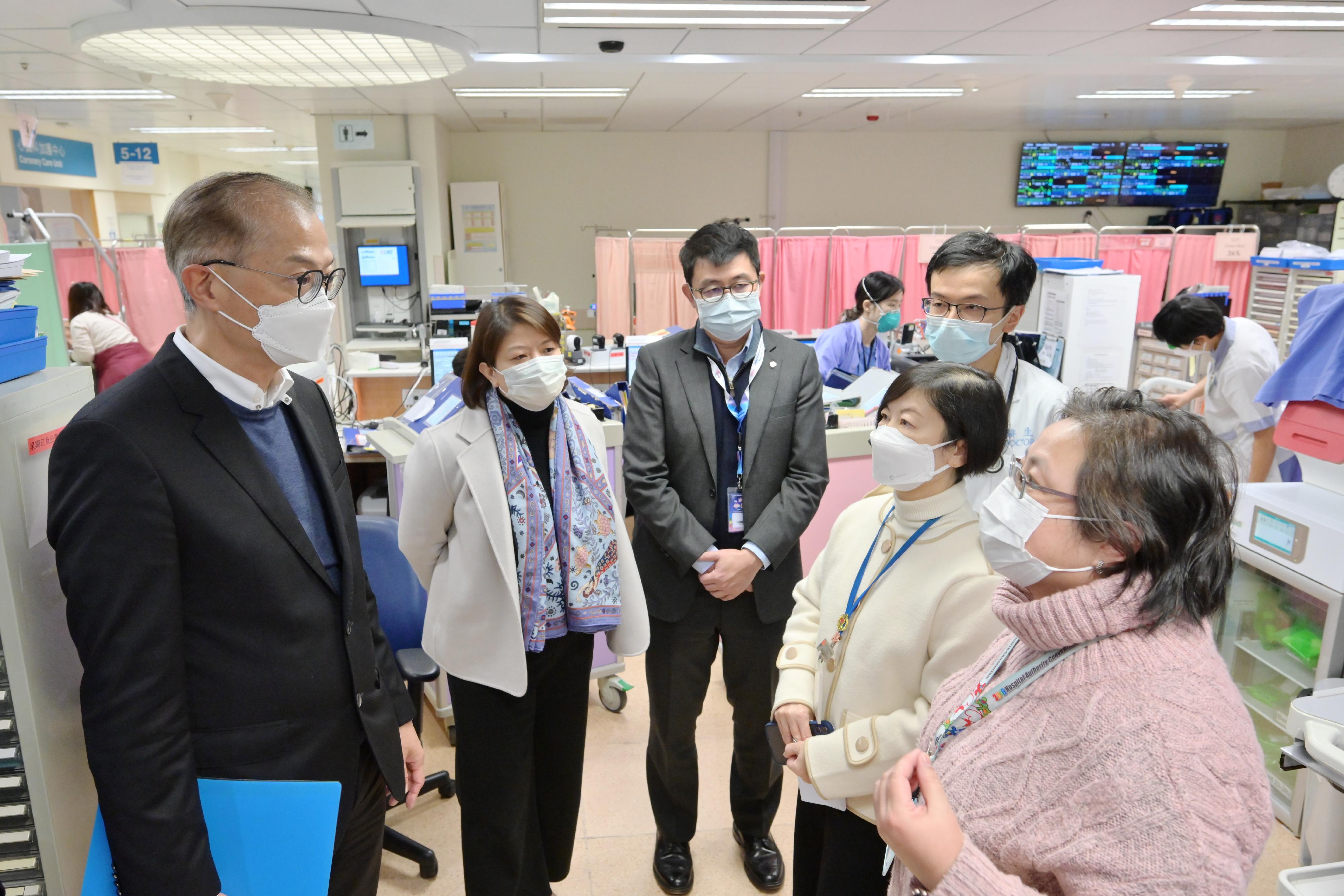 The Secretary for Health, Professor Lo Chung-mau (first left), and the Under Secretary for Health, Dr Libby Lee (second left), visited Prince of Wales Hospital today (January 16), and listened to the healthcare staff talking about the situation of healthcare services and manpower arrangement in winter. 