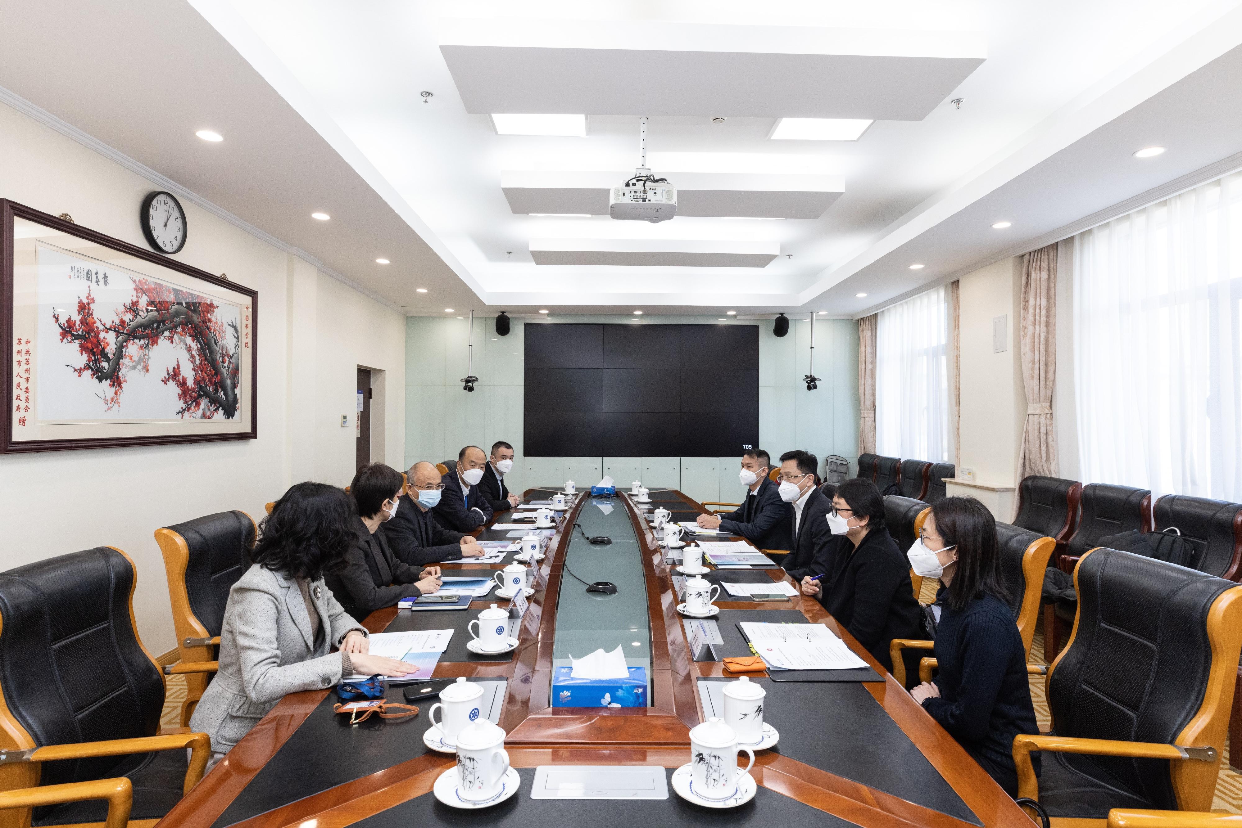 創新科技及工業局局長孫東教授（右三）今日（一月十六日）在北京到訪中國科學院（中科院），與中科院副院長張亞平（左三）會面，介紹香港創科的最新發展。