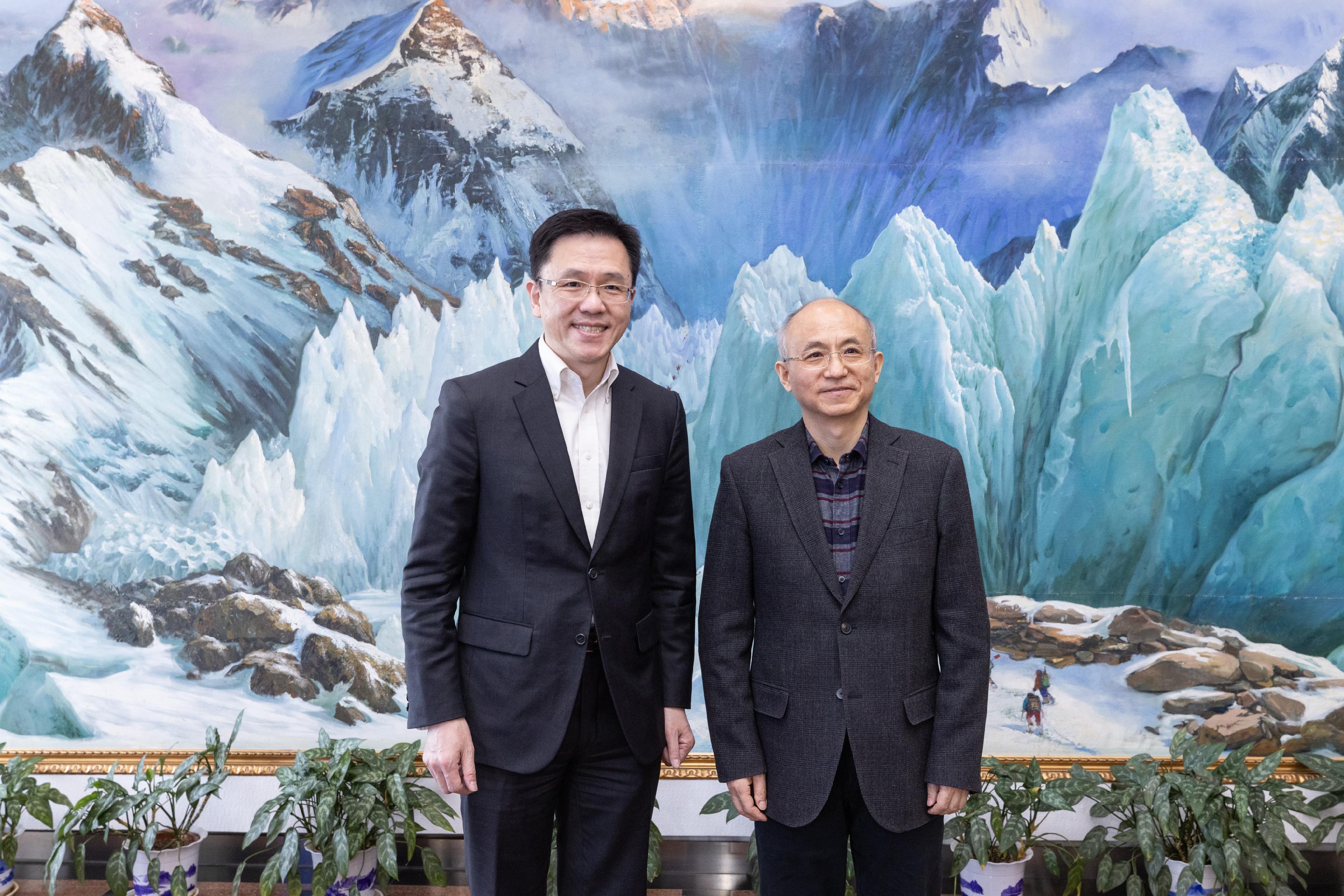 The Secretary for Innovation, Technology and Industry, Professor Sun Dong (left), pays a courtesy call on Vice President of the Chinese Academy of Sciences Mr Zhang Yaping (right) in Beijing today (January 16) to share views on the promotion of scientific research exchanges and co-operation between the Mainland and Hong Kong.