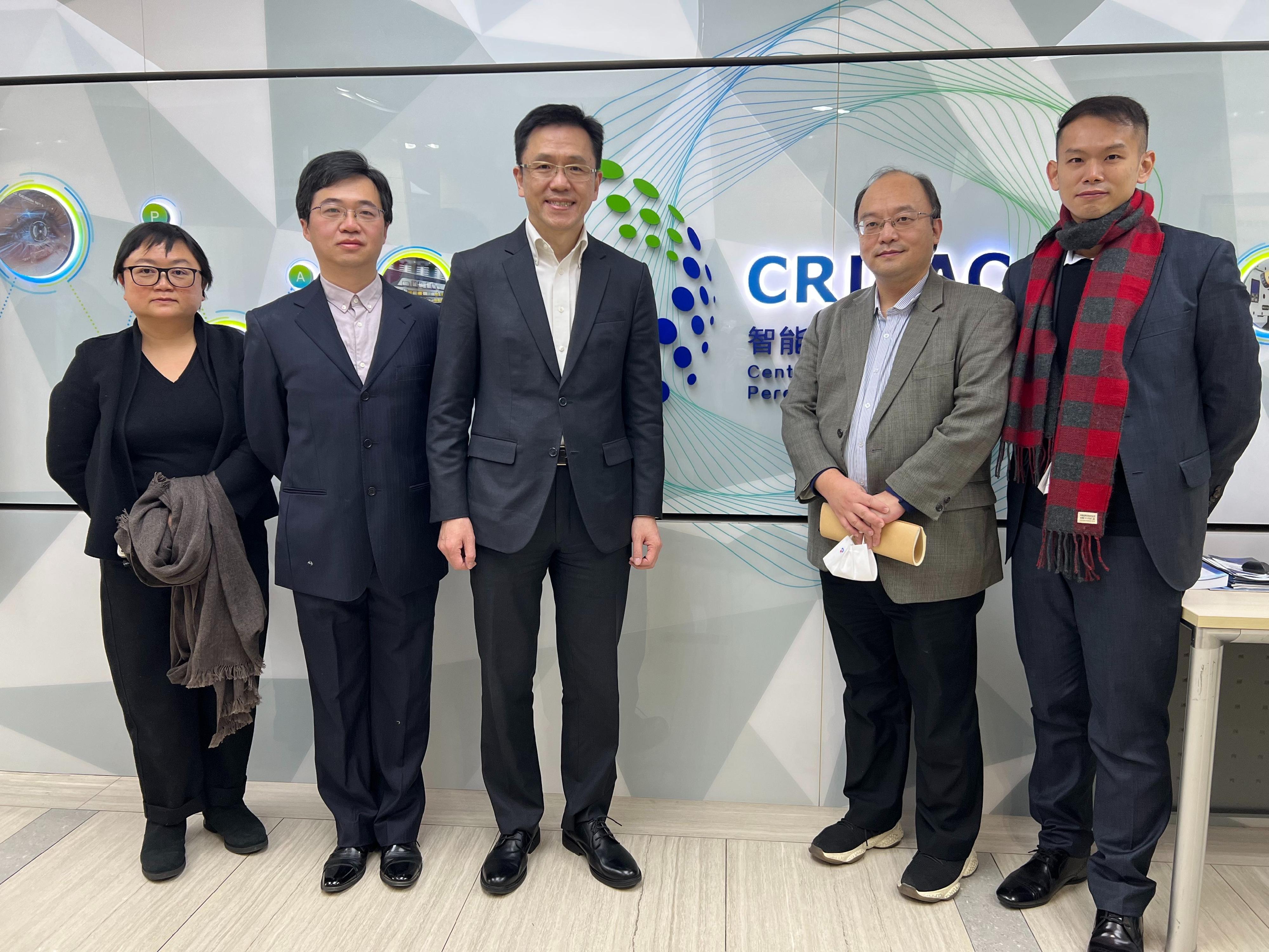 The Secretary for Innovation, Technology and Industry, Professor Sun Dong (middle), visits the Center for Research on Intelligent Perception and Computing in Beijing today (January 16), and is pictured with the Deputy President of the Institute of Automation of the Chinese Academy of Sciences, Mr Zeng Dajun (second right).