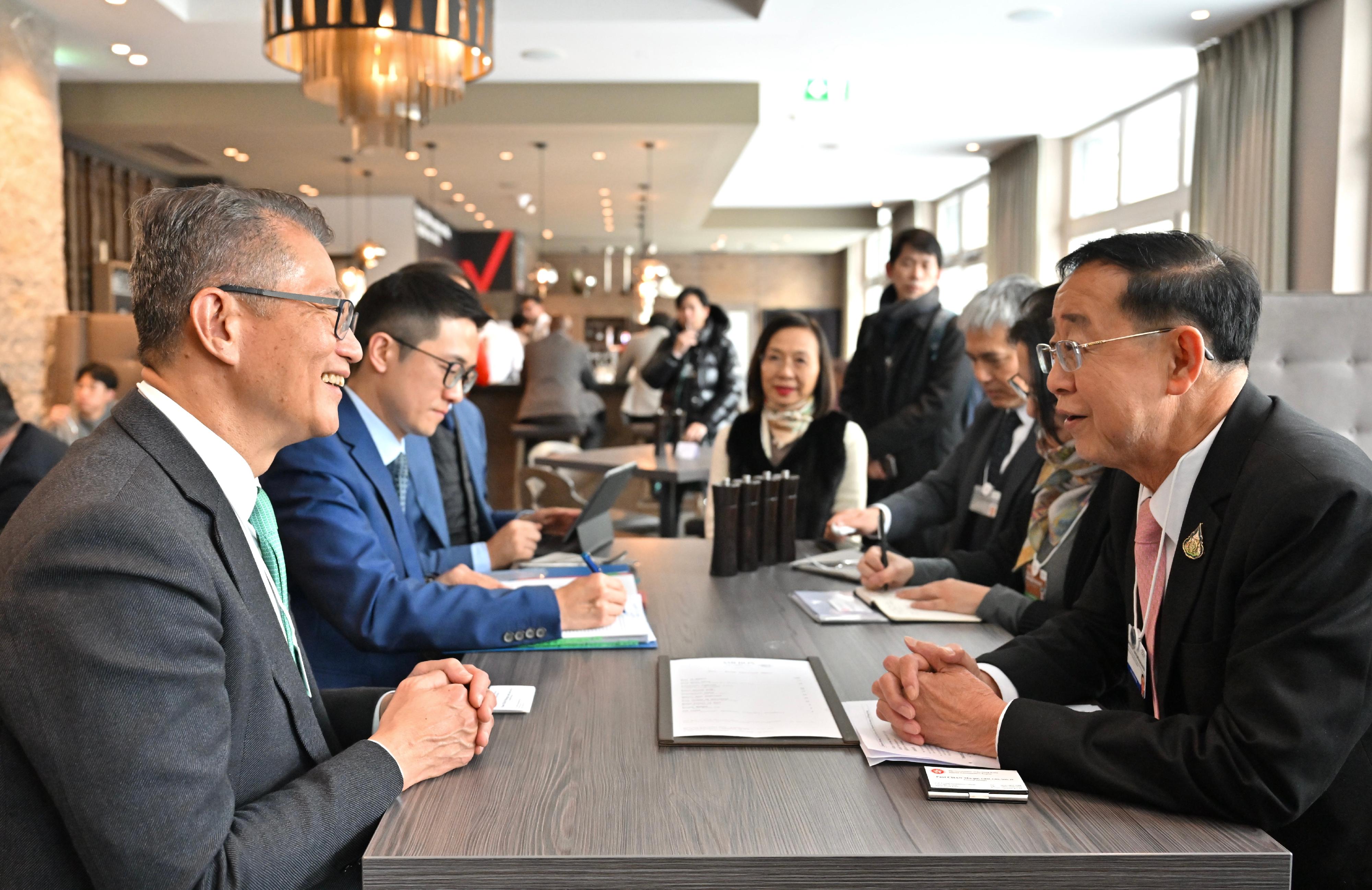 在出席世界經濟論壇2023年會期間，財政司司長陳茂波（左一）1月16日與泰國財政部長Arkhom Termpittayapaisith（右一）會面。