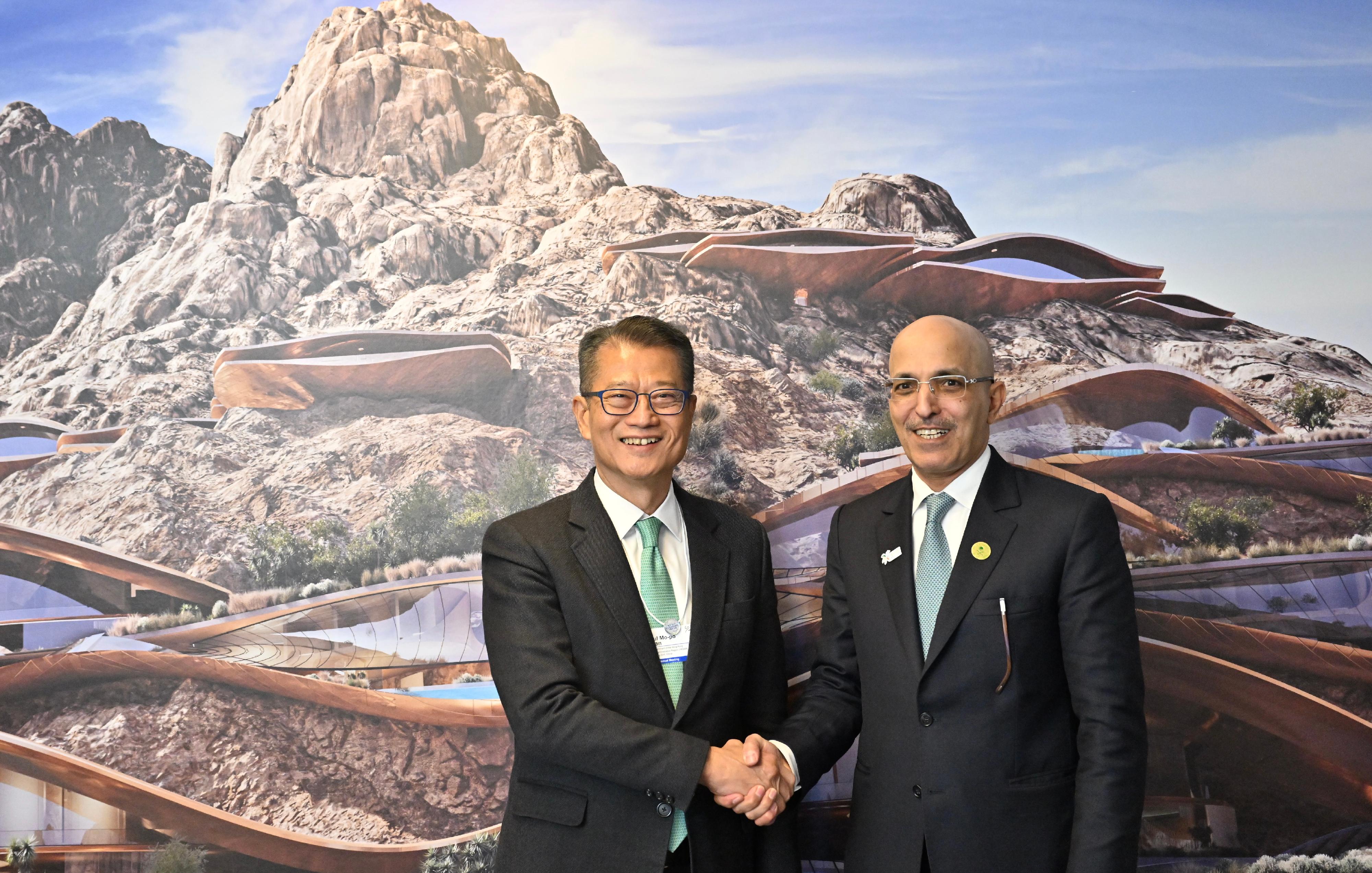 The Financial Secretary, Mr Paul Chan (left), met with the Minister of Finance of Saudi Arabia, Mr Mohammed Al-Jadaan, on January 16, during the World Economic Forum Annual Meeting 2023.
