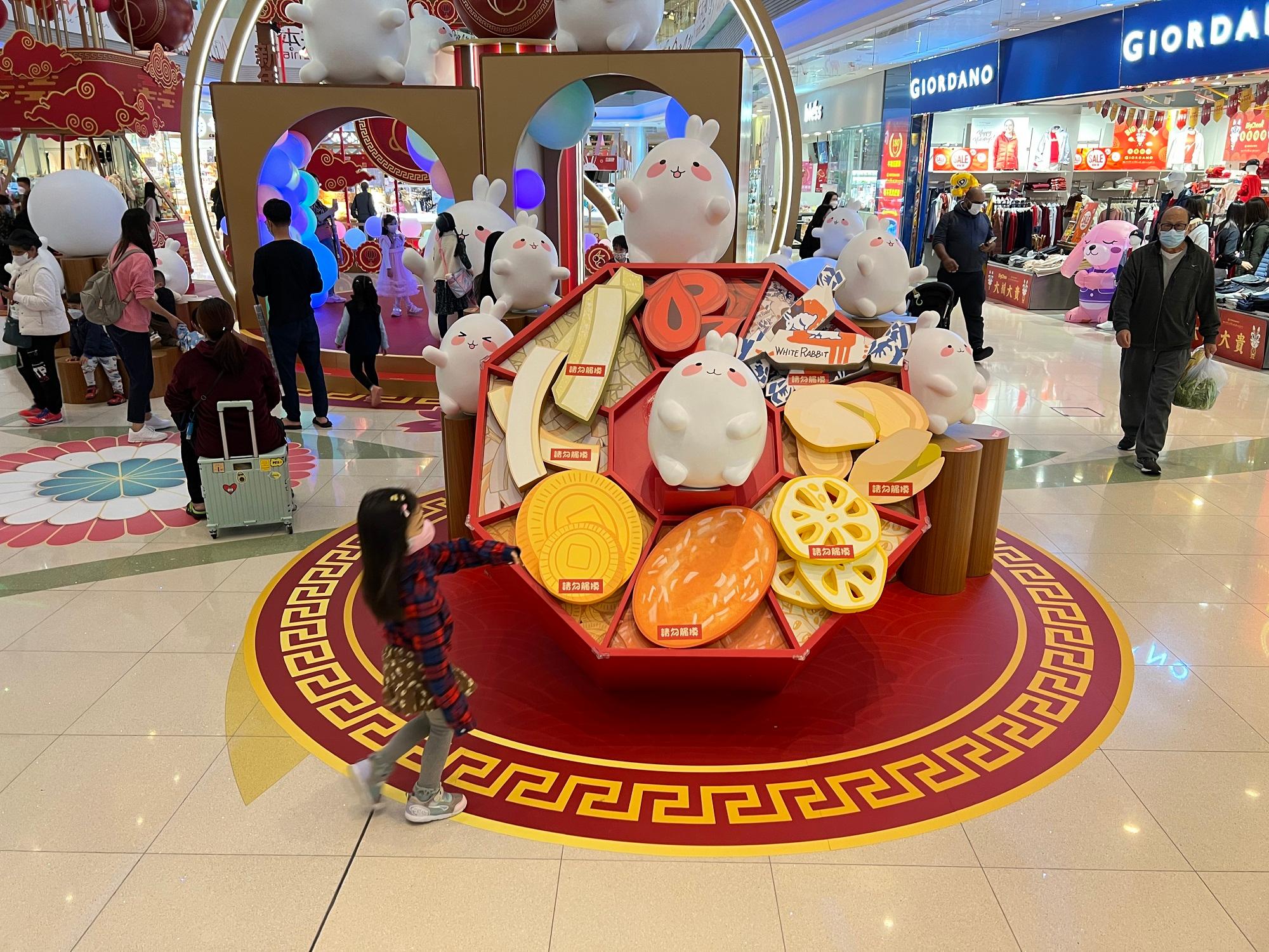 香港房屋委員會在轄下位於九龍油塘的區域商場「大本型」設置了新春裝飾布置，圖為其中一佈置「祿兔糖果」。