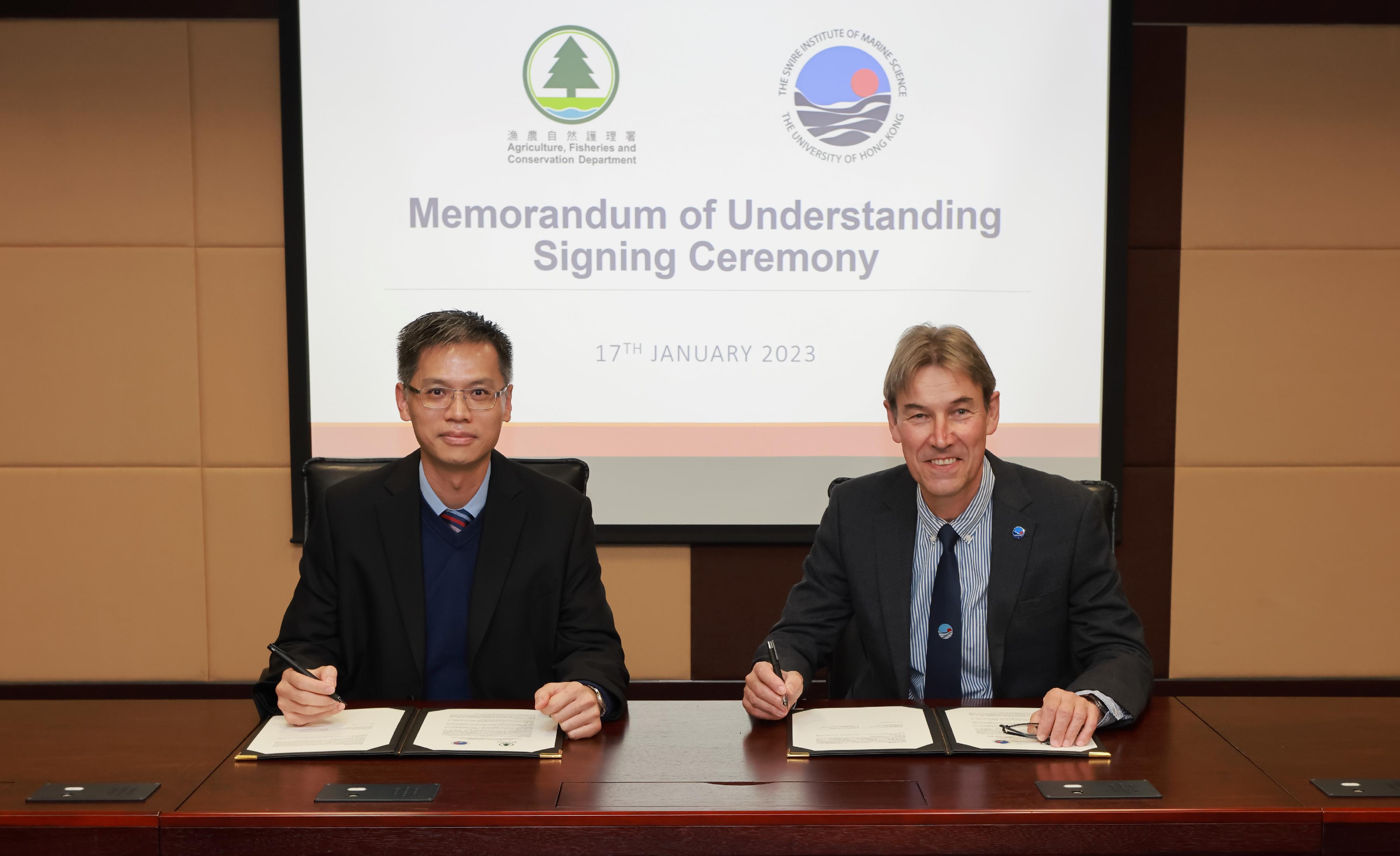 The Agriculture, Fisheries and Conservation Department (AFCD) and the Swire Institute of Marine Science (SWIMS) of the University of Hong Kong today (January 17) entered into a Memorandum of Understanding (MoU) for enhanced collaboration in managing and disseminating marine biodiversity data. Photo shows the Assistant Director (Conservation) of the AFCD, Mr Simon Chan (left), and the Director of SWIMS, Professor  Gray Williams (right), signing the MoU.