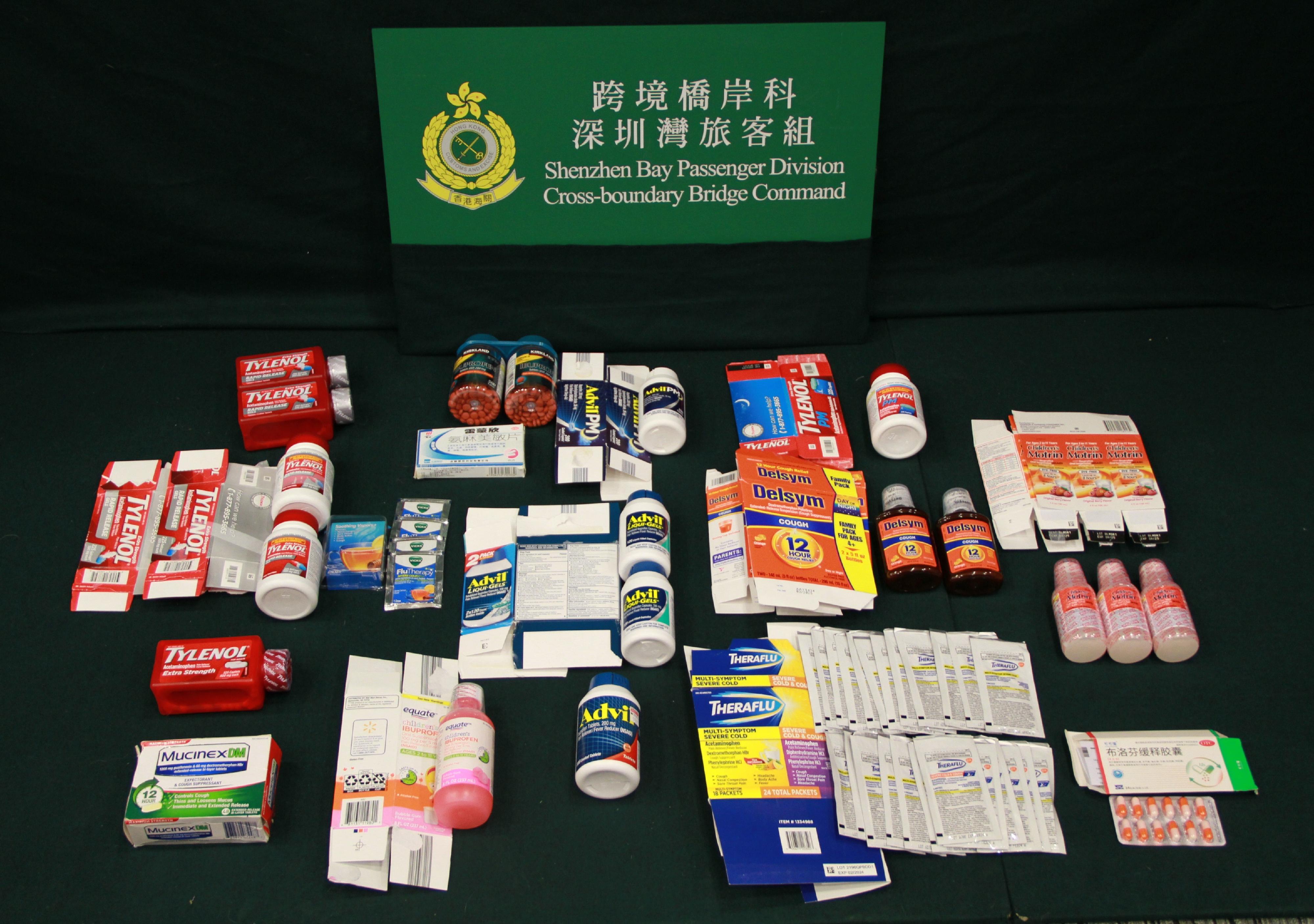 Hong Kong Customs yesterday (January 16) detected a suspected medicine smuggling case at Shenzhen Bay Control Point and seized about 3 400 tablets and about 900 millilitres of suspected controlled medicines with a total estimated market value of about $3,000. Photo shows some of the suspected controlled medicines seized, mainly including pain and fever relief medicines containing paracetamol or ibuprofen.
