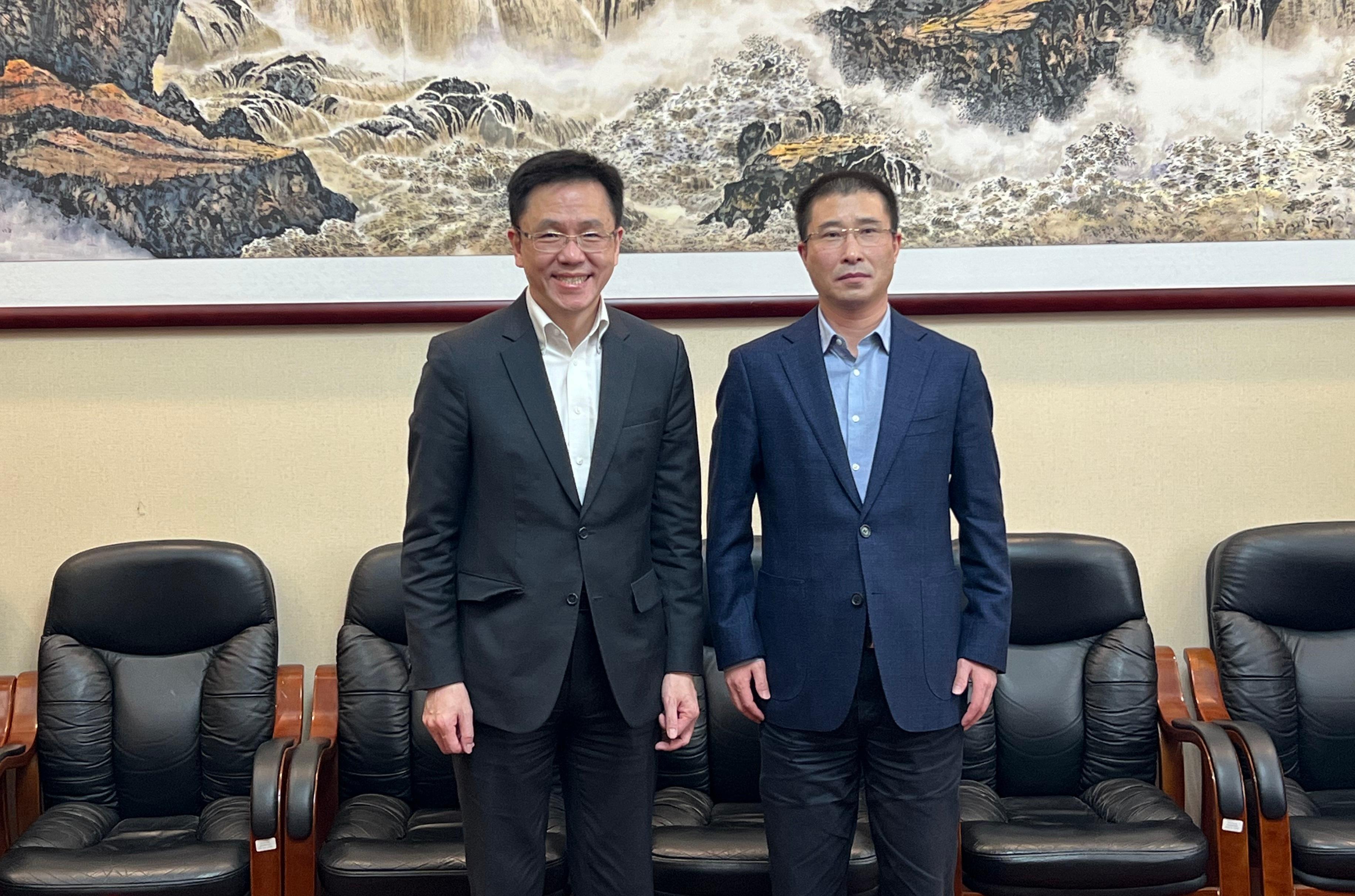 創新科技及工業局局長孫東教授（左）今日（一月十七日）在北京拜會科學技術部副部長張廣軍教授（右），就如何進一步推動香港融入國家科技發展大局等議題交換意見。