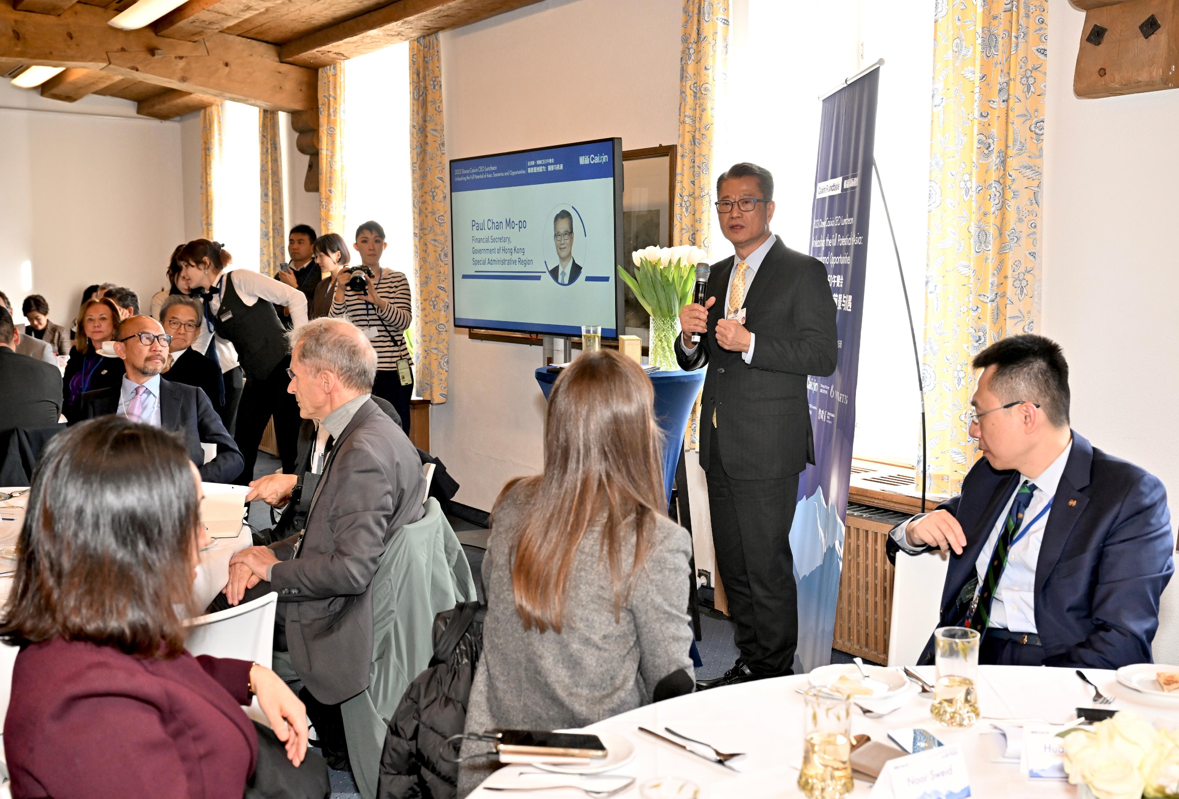 財政司司長陳茂波昨日（達沃斯時間一月十七日）繼續在瑞士達沃斯出席世界經濟論壇年會。圖示陳茂波在「達沃斯‧財新CEO午餐會」上就「釋放亞洲潛力：前景與機遇」致辭。
