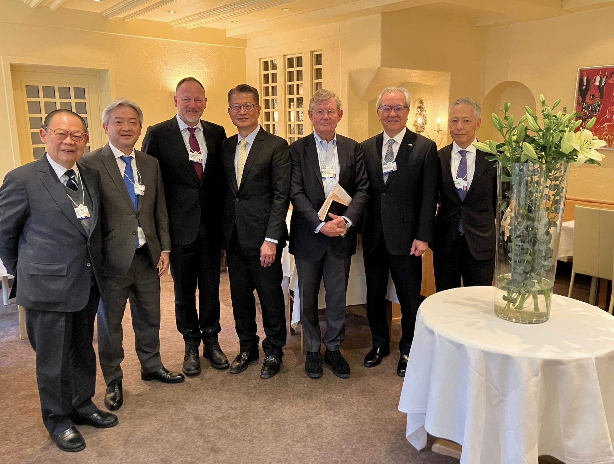 財政司司長陳茂波昨日（達沃斯時間一月十七日）繼續在瑞士達沃斯出席世界經濟論壇年會。圖示陳茂波（左四）在早餐會與歐洲和日本金融機構高層人員合照。