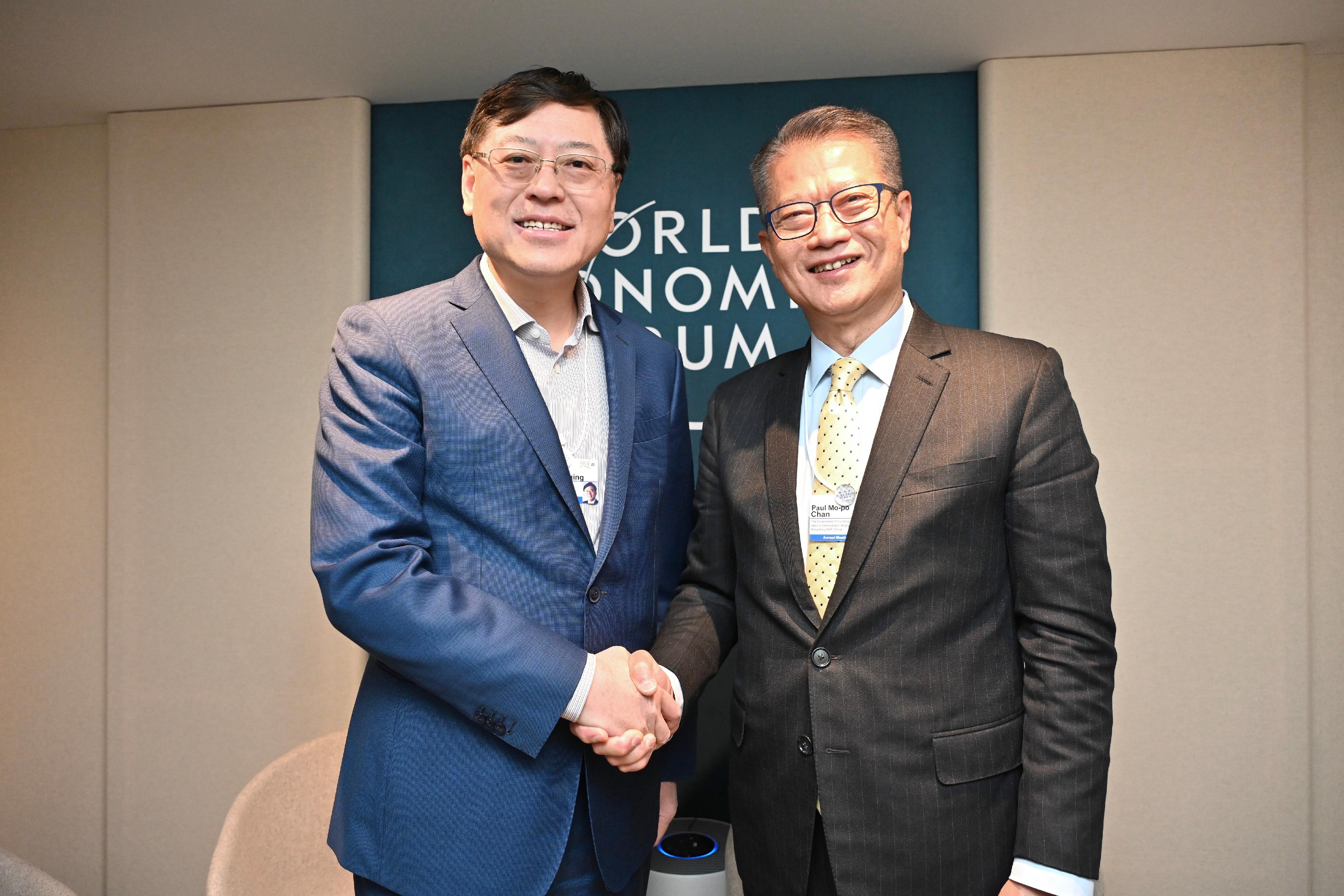 財政司司長陳茂波昨日（達沃斯時間一月十七日）繼續在瑞士達沃斯出席世界經濟論壇年會。圖示陳茂波（右）與聯想集團董事長楊元慶（左）會面。