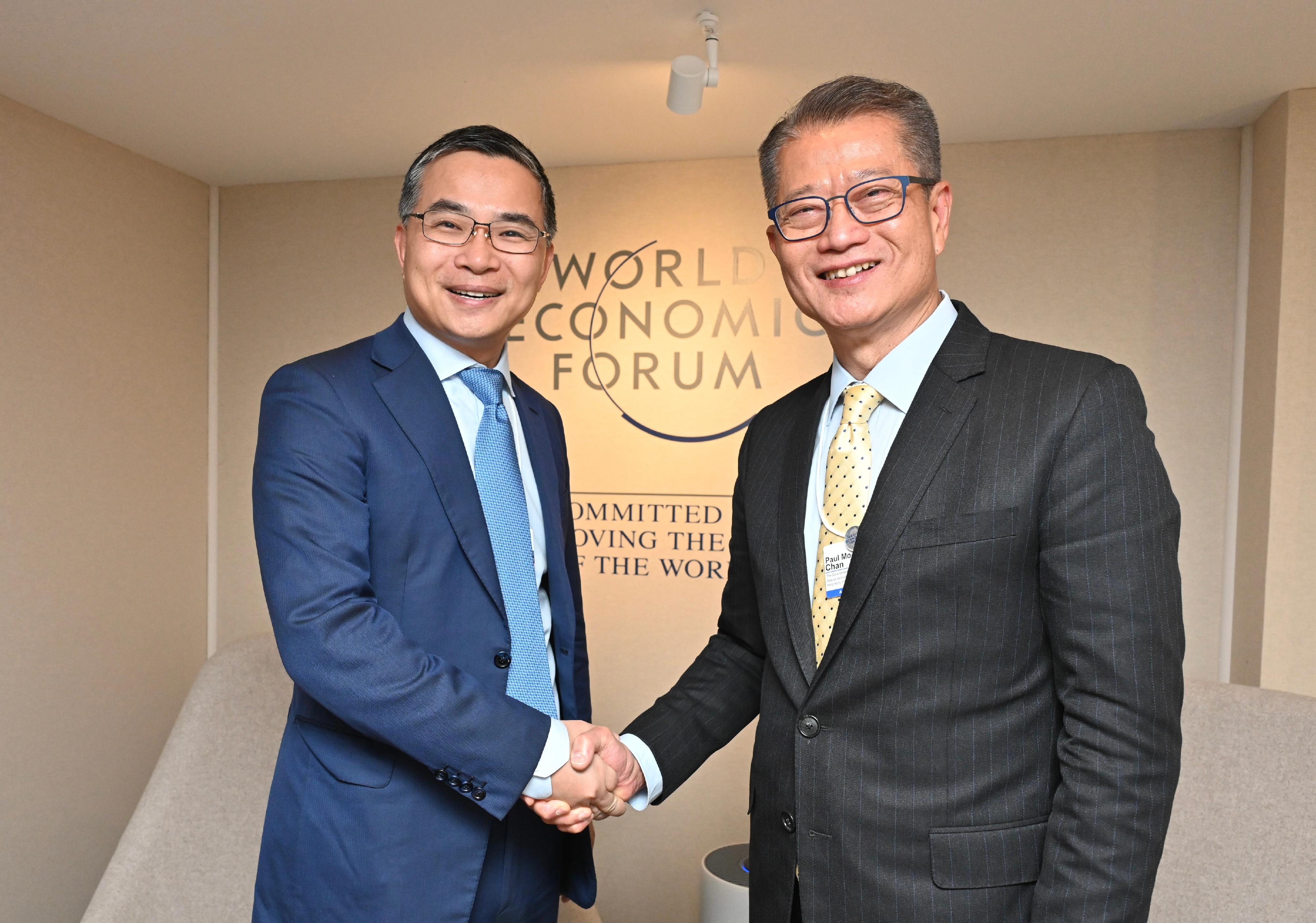 財政司司長陳茂波昨日（達沃斯時間一月十七日）繼續在瑞士達沃斯出席世界經濟論壇年會。圖示陳茂波（右）與遠景科技集團首席執行官張雷（左）會面。