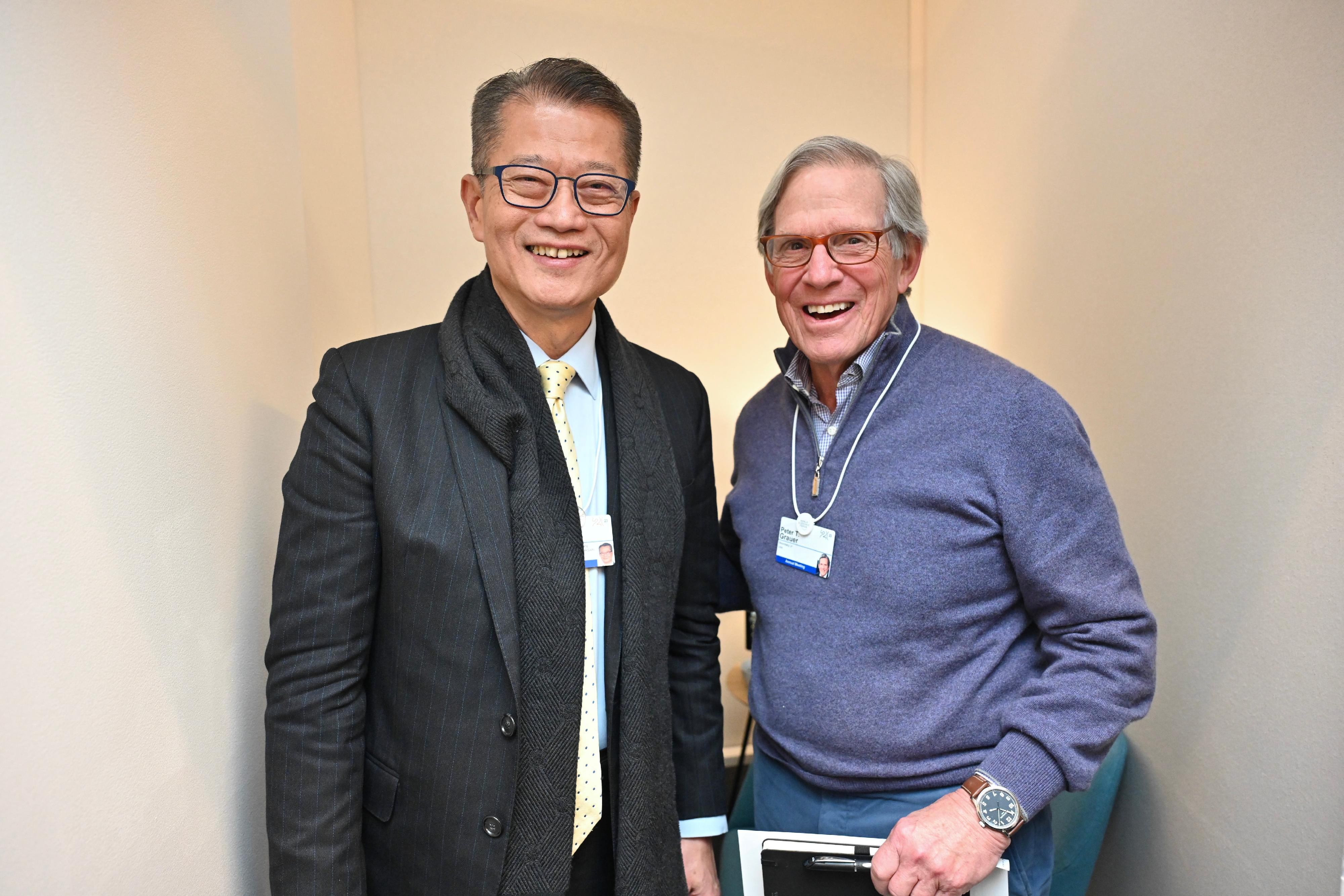 財政司司長陳茂波昨日（達沃斯時間一月十七日）繼續在瑞士達沃斯出席世界經濟論壇年會。圖示陳茂波（左）與彭博有限合夥企業主席Peter Grauer（右）會面。