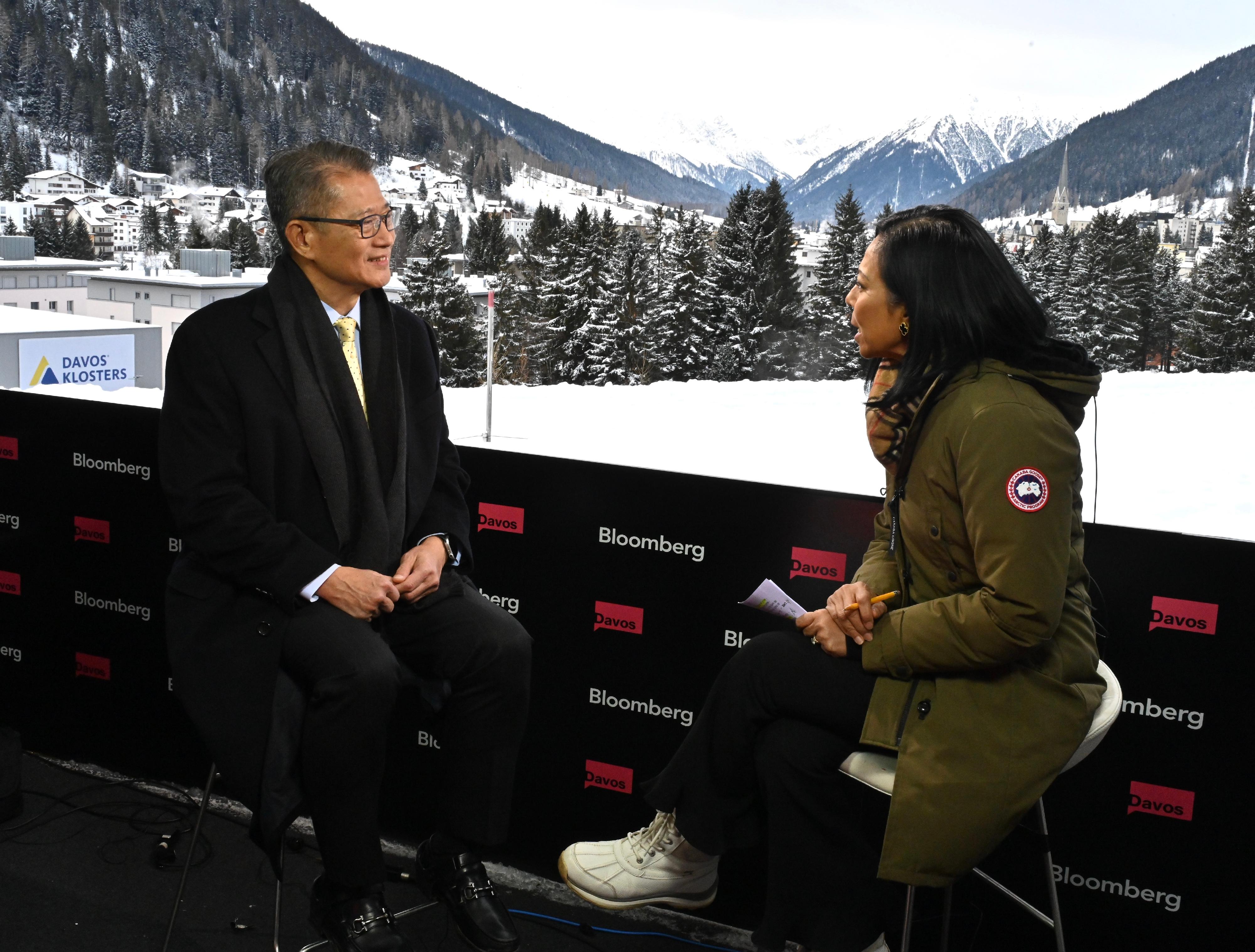 財政司司長陳茂波昨日（達沃斯時間一月十七日）繼續在瑞士達沃斯出席世界經濟論壇年會。圖示陳茂波（左）接受國際媒體訪問。