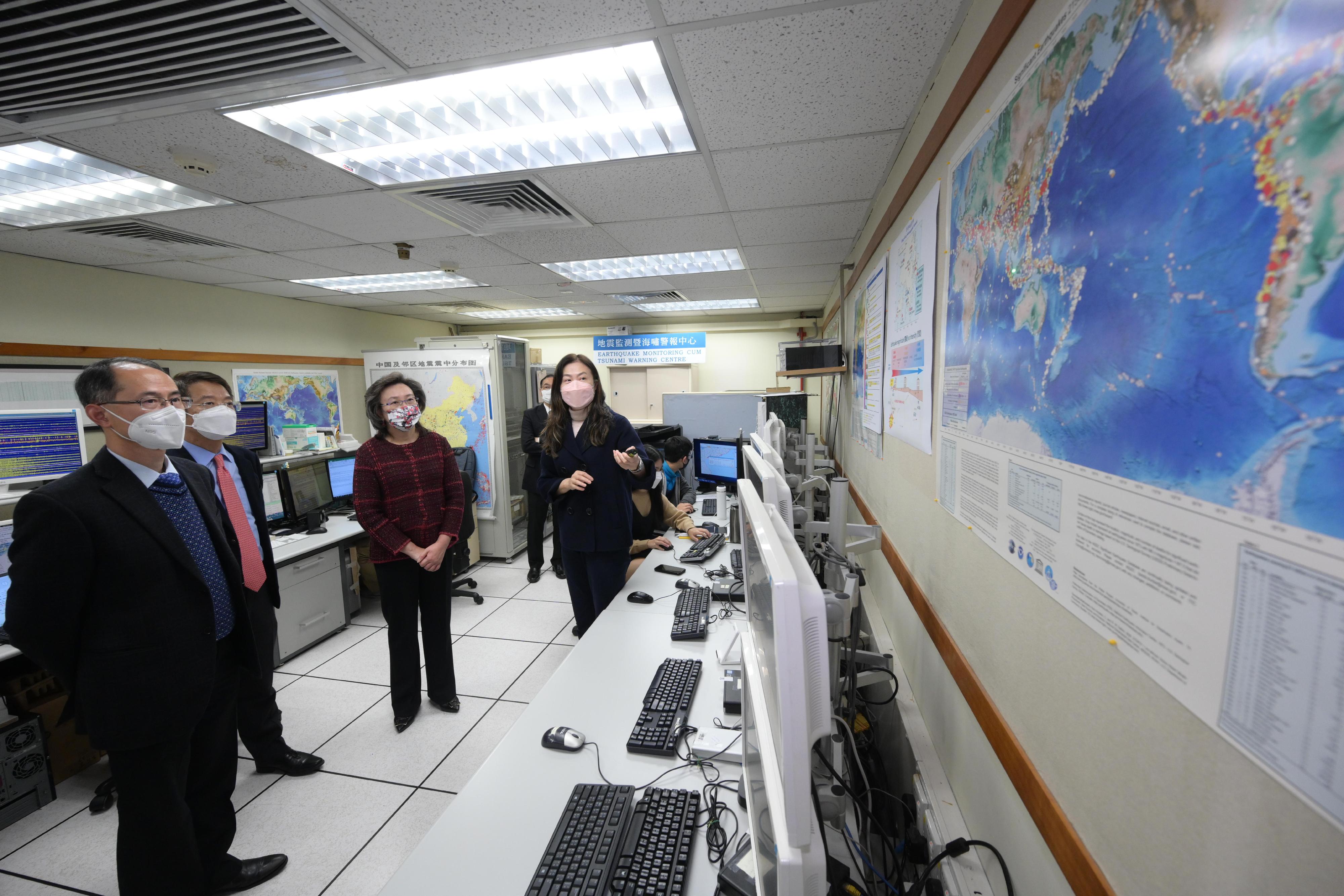 公務員事務局局長楊何蓓茵今日（一月十八日）到訪香港天文台。圖示楊何蓓茵（左三）參觀地震監測及海嘯警報中心，了解中心如何收集及分析來自香港及世界各地的地震實時數據。旁為公務員事務局常任秘書長梁卓文（左二）和天文台台長鄭楚明博士（左一）。
