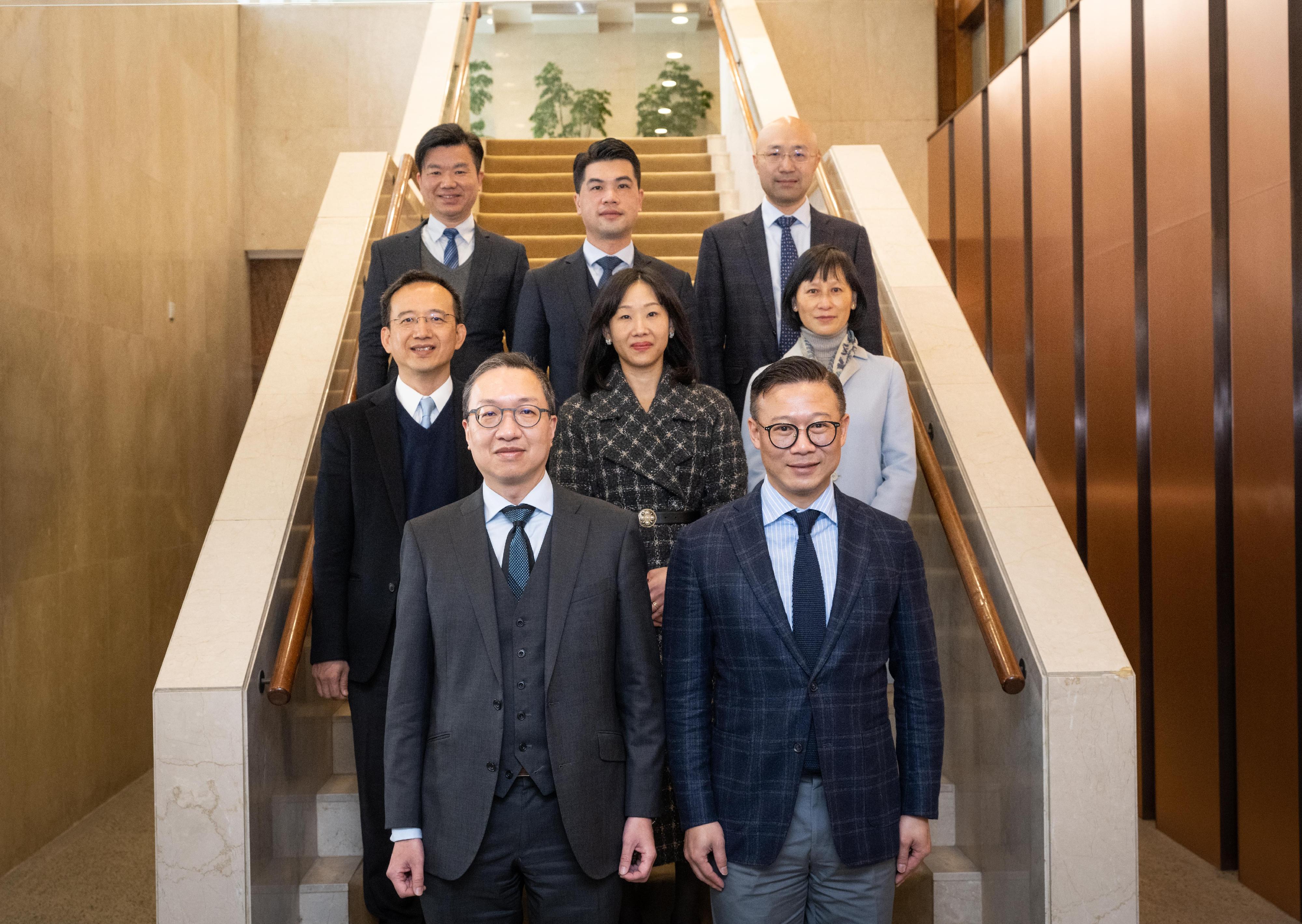 The Department of Justice's Guangdong-Hong Kong-Macao Greater Bay Area Task Force held its first meeting today (January 18). Photo shows the Secretary for Justice, Mr Paul Lam, SC (front row, left), and the Chairperson of the Task Force and Deputy Secretary for Justice, Mr Cheung Kwok-kwan (front row, right), pictured with Task Force members Mr Andy Chan (second row, left), Ms Eva Sit, SC (second row, centre), Ms Daphne Lo (second row, right), Mr Wong Pit-man (third row, left), Mr Li Mingrui (third row, centre), and Professor Xi Chao (third row, right) before the meeting. Task Force members Professor Zhang Xianchu and Professor Zhu Guobin, who joined the meeting by conference call, are not in the photo.