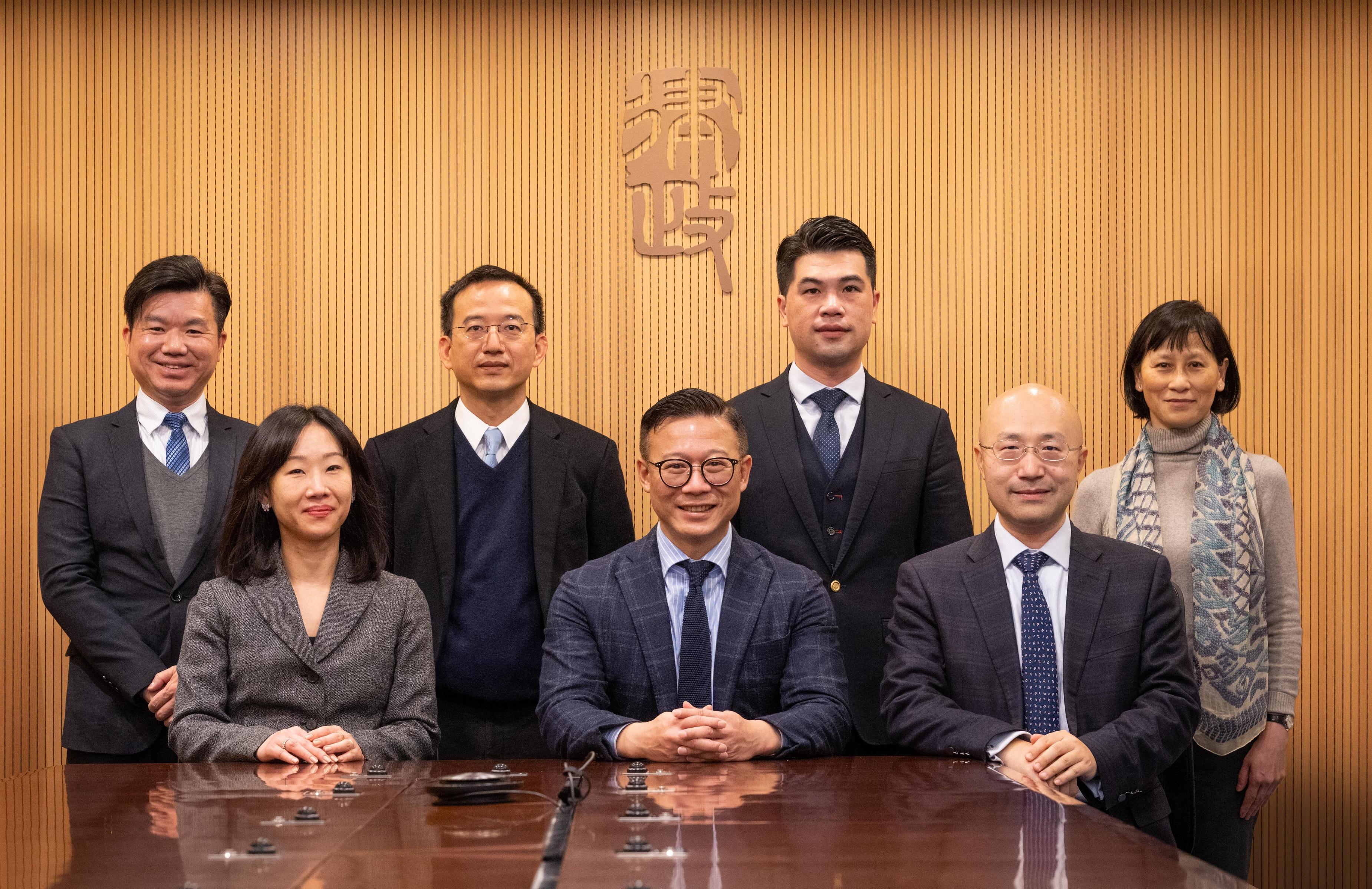 Chaired by the Deputy Secretary for Justice, Mr Cheung Kwok-kwan (front row, centre), the Department of Justice's Guangdong-Hong Kong-Macao Greater Bay Area Task Force held its first meeting today (January 18). Photo shows Mr Cheung and Task Force members Ms Eva Sit, SC (front row, left), Professor Xi Chao (front row, right), (back row, from left) Mr Wong Pit-man, Mr Andy Chan, Mr Li Mingrui and Ms Daphne Lo at the meeting. Task Force members Professor Zhang Xianchu and Professor Zhu Guobin, who joined the meeting by conference call, are not in the photo.