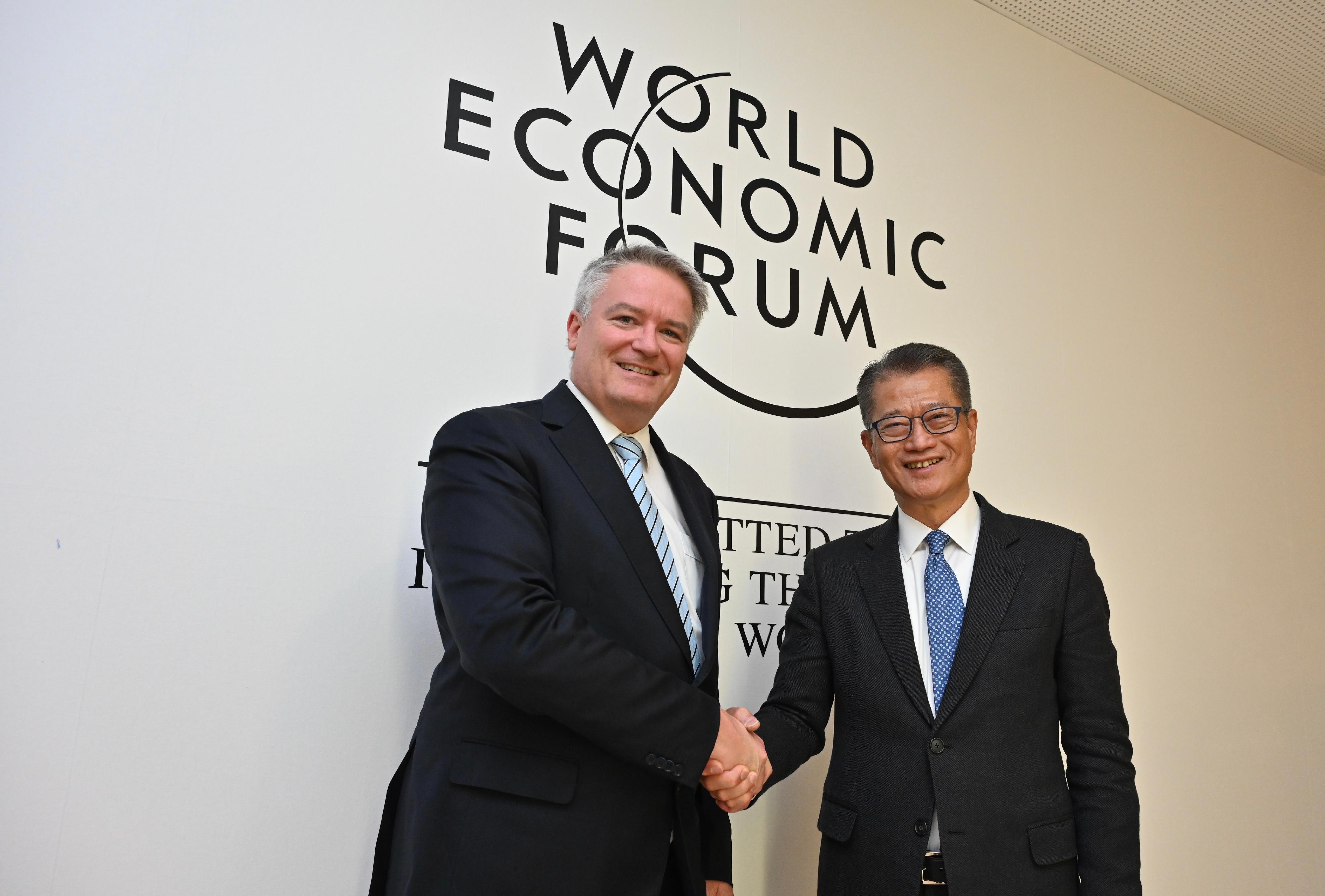 財政司司長陳茂波在瑞士達沃斯世界經濟論壇年會行程進入第三天（達沃斯時間一月十八日）。圖示財政司司長陳茂波（右）與經濟合作與發展組織秘書長Mathias Cormann（左）會面，就全球經濟等議題交換意見。