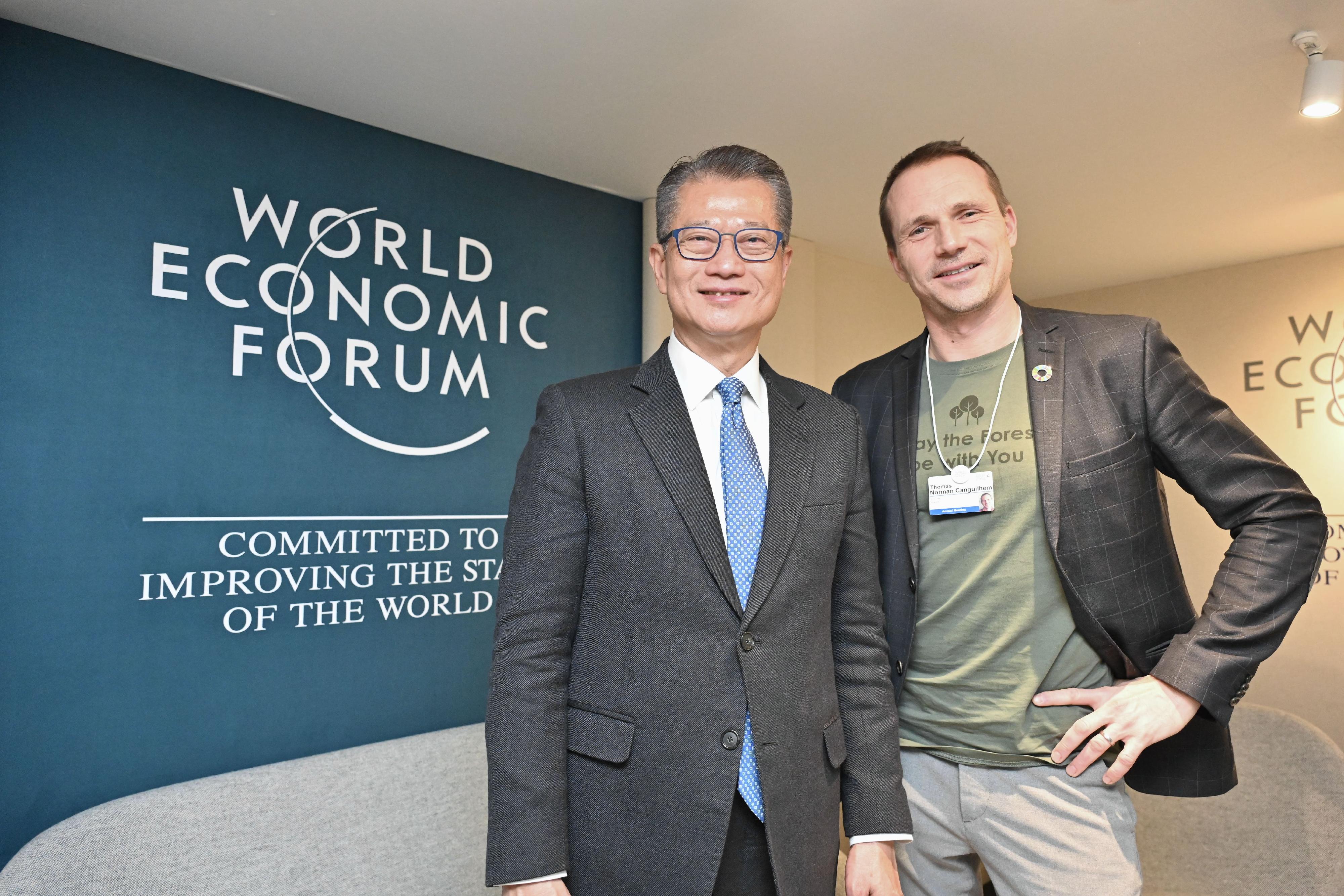 財政司司長陳茂波在瑞士達沃斯世界經濟論壇年會行程進入第三天（達沃斯時間一月十八日）。圖示財政司司長陳茂波（左）與初創企業EcoTree共同創辦人兼國際行政總裁Thomas Canguilhem（右）會面。