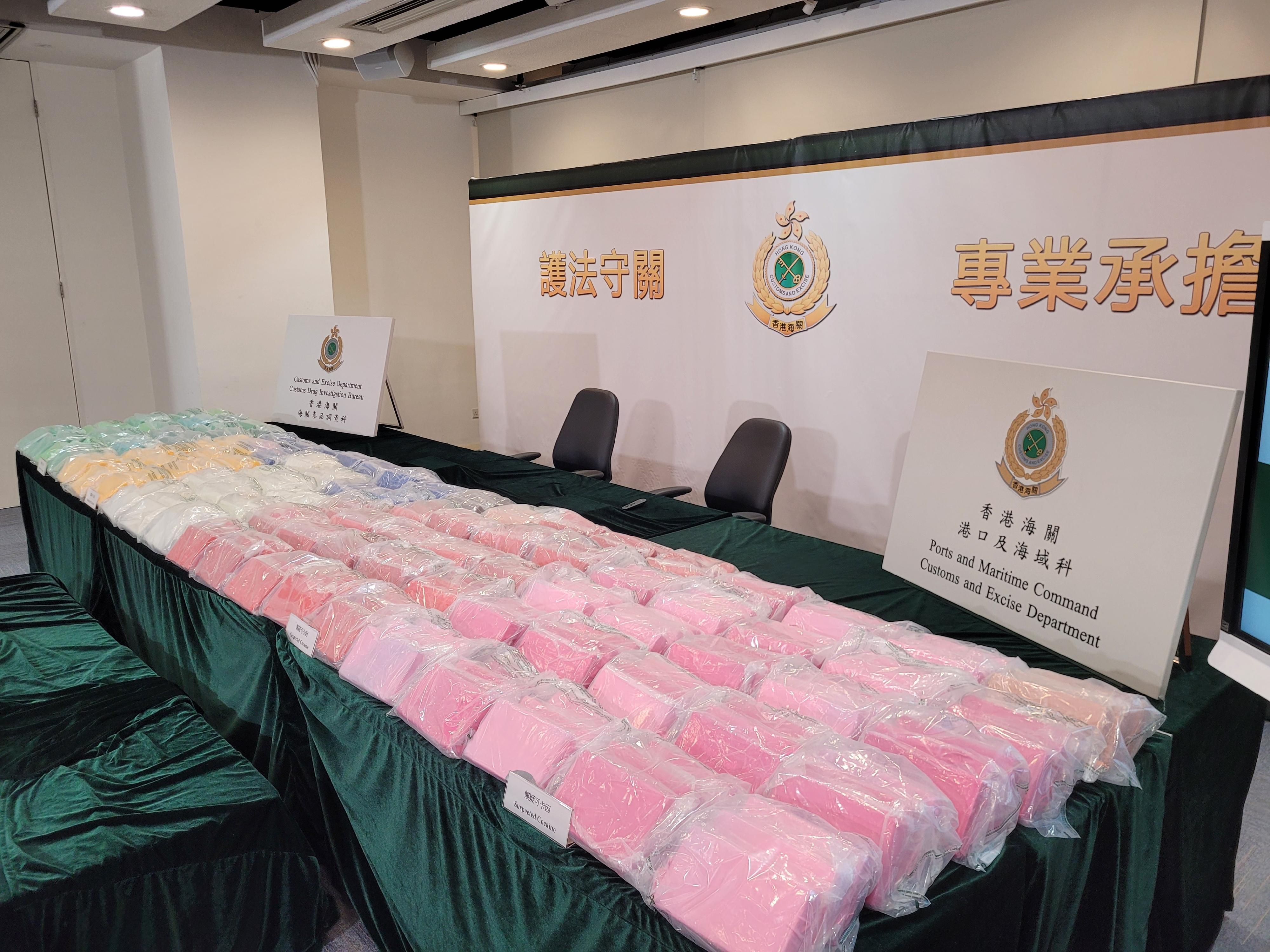 香港海关去年十二月二十二日在葵涌海关大楼验货场检获约三百公斤怀疑可卡因，估计市值约二亿六千万元。图示检获的怀疑可卡因。