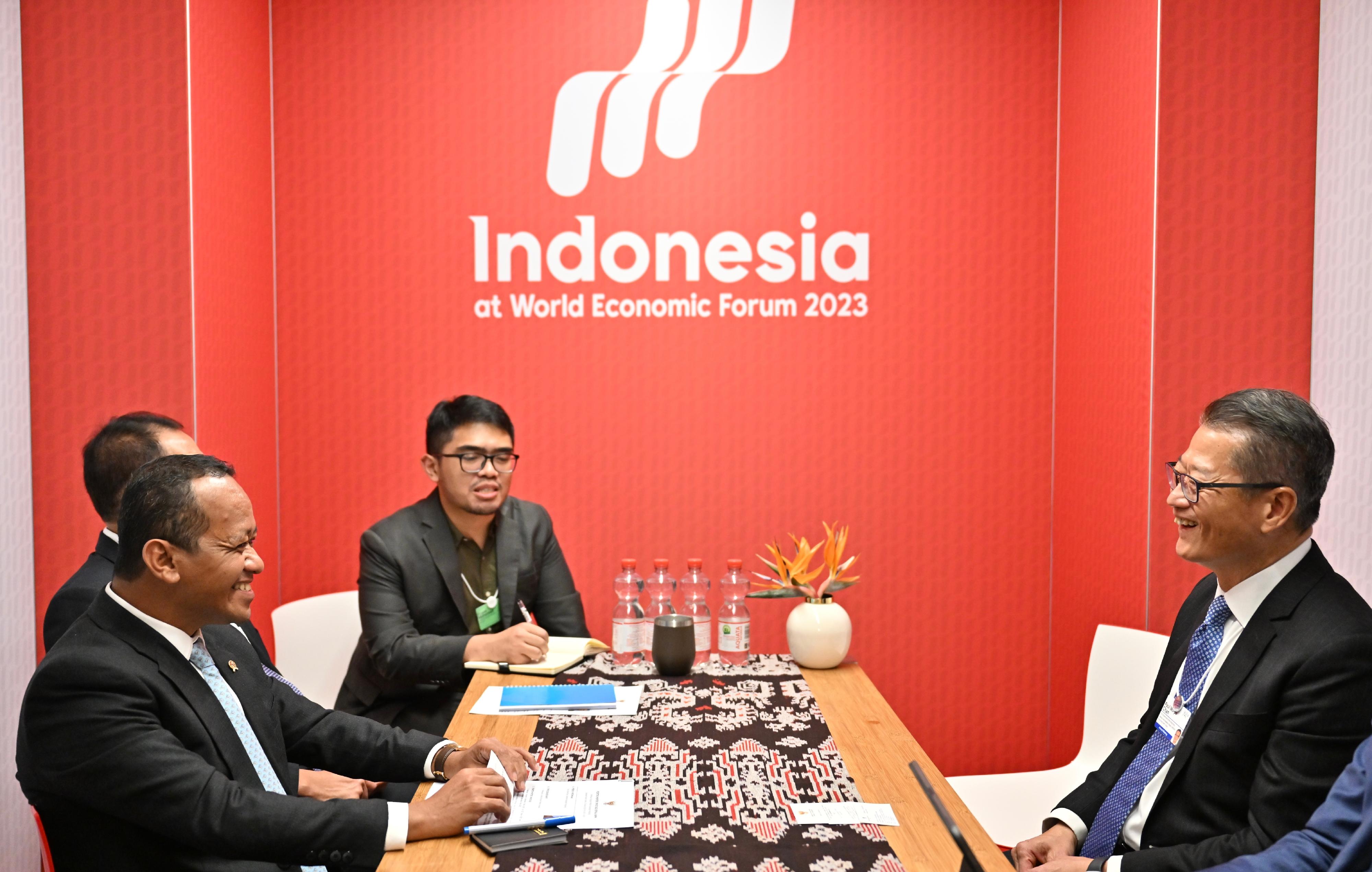 財政司司長陳茂波昨日（達沃斯時間一月十九日）在瑞士達沃斯世界經濟論壇年會進行最後一天的行程。圖示陳茂波（右一）與印尼投資部長Bahlil Lahadalia（左一）會面。