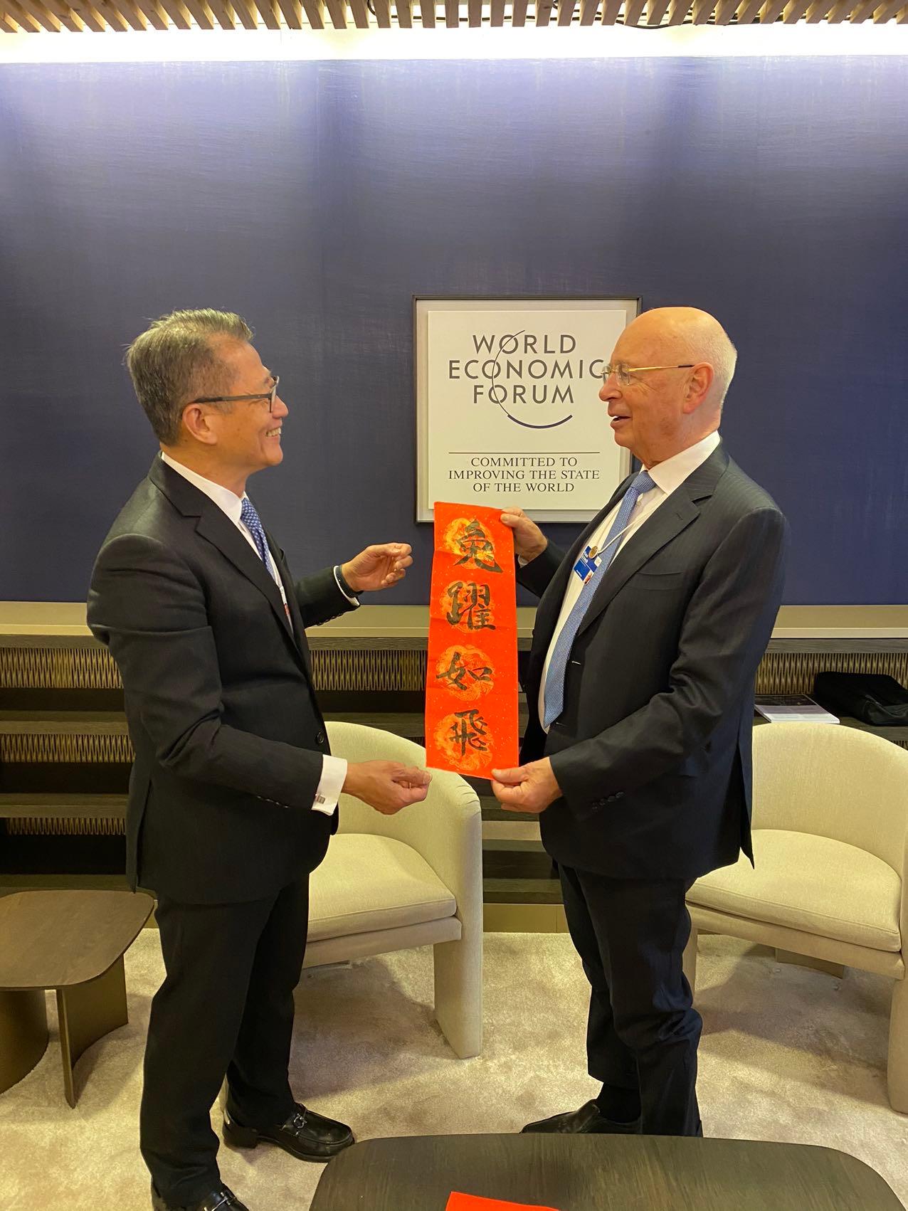The Financial Secretary, Mr Paul Chan (left) met the Founder and Executive Chairman of the World Economic Forum, Professor Klaus Schwab (right). As the Chinese New Year is arriving, Mr Chan presented a spring couplet to Professor Schwab and wishes him a good year of the Rabbit.