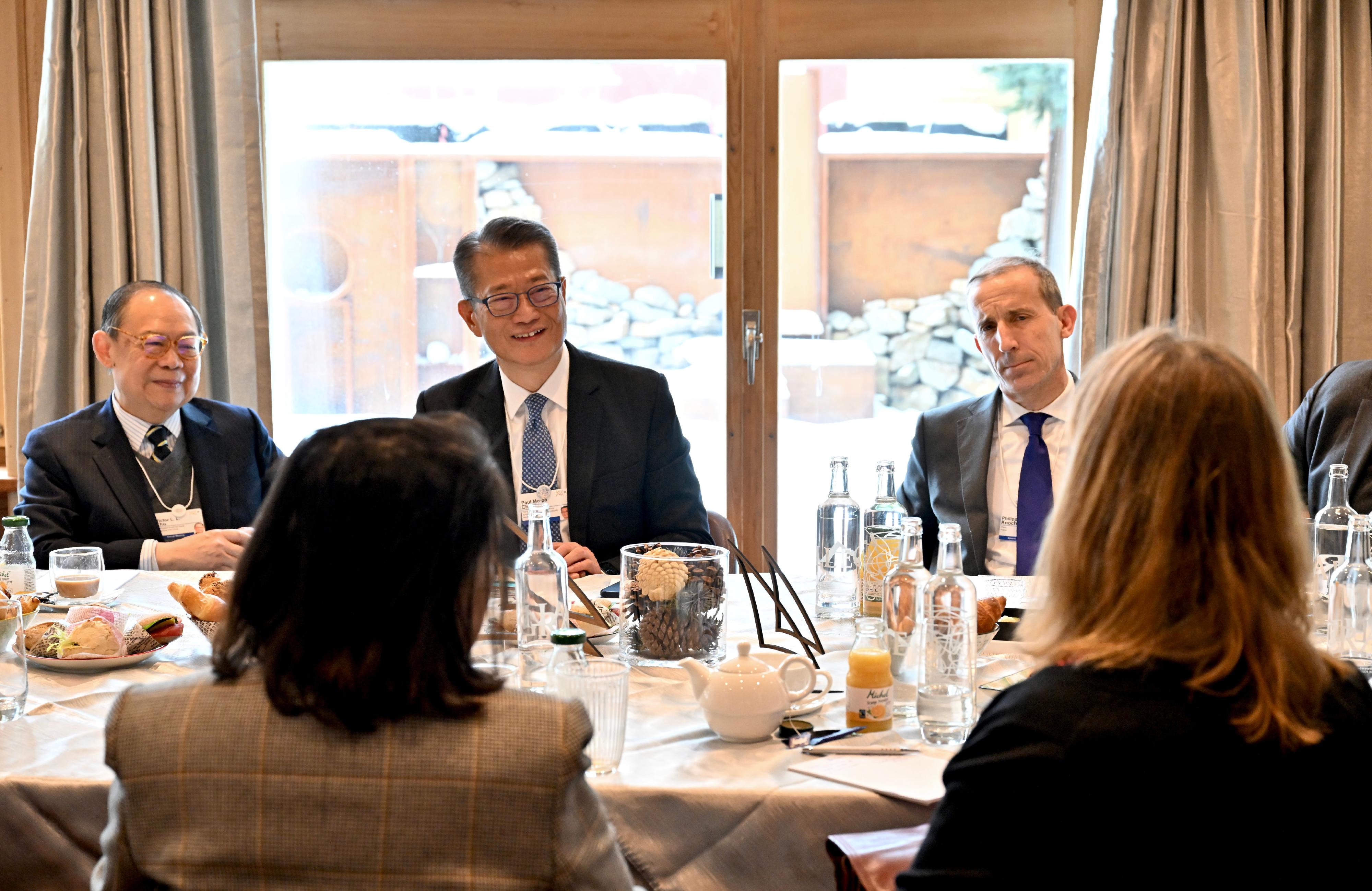 The Financial Secretay, Mr Paul Chan (second left) spoke at the gathering meeting co-hosted by the Co-chair of the Hong Kong-Europe Business Council, Mr Victor Chu, and the Chairman of Credit Suisse, Mr Axel Lehmann.