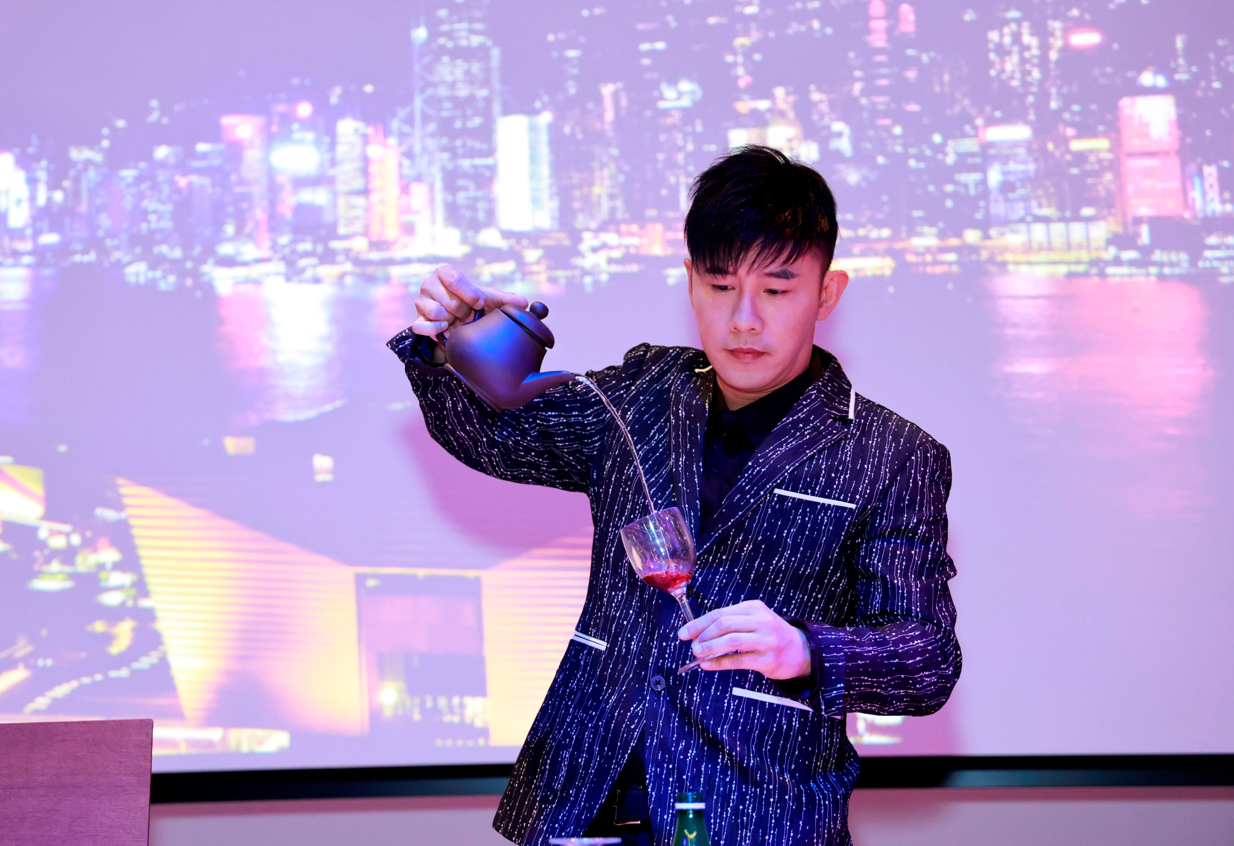 香港魔術師甄澤權今日（多倫多時間一月十九日）在香港駐多倫多經濟貿易辦事處與香港旅遊發展局（加拿大）於多倫多合辦的農曆新年招待會上表演。