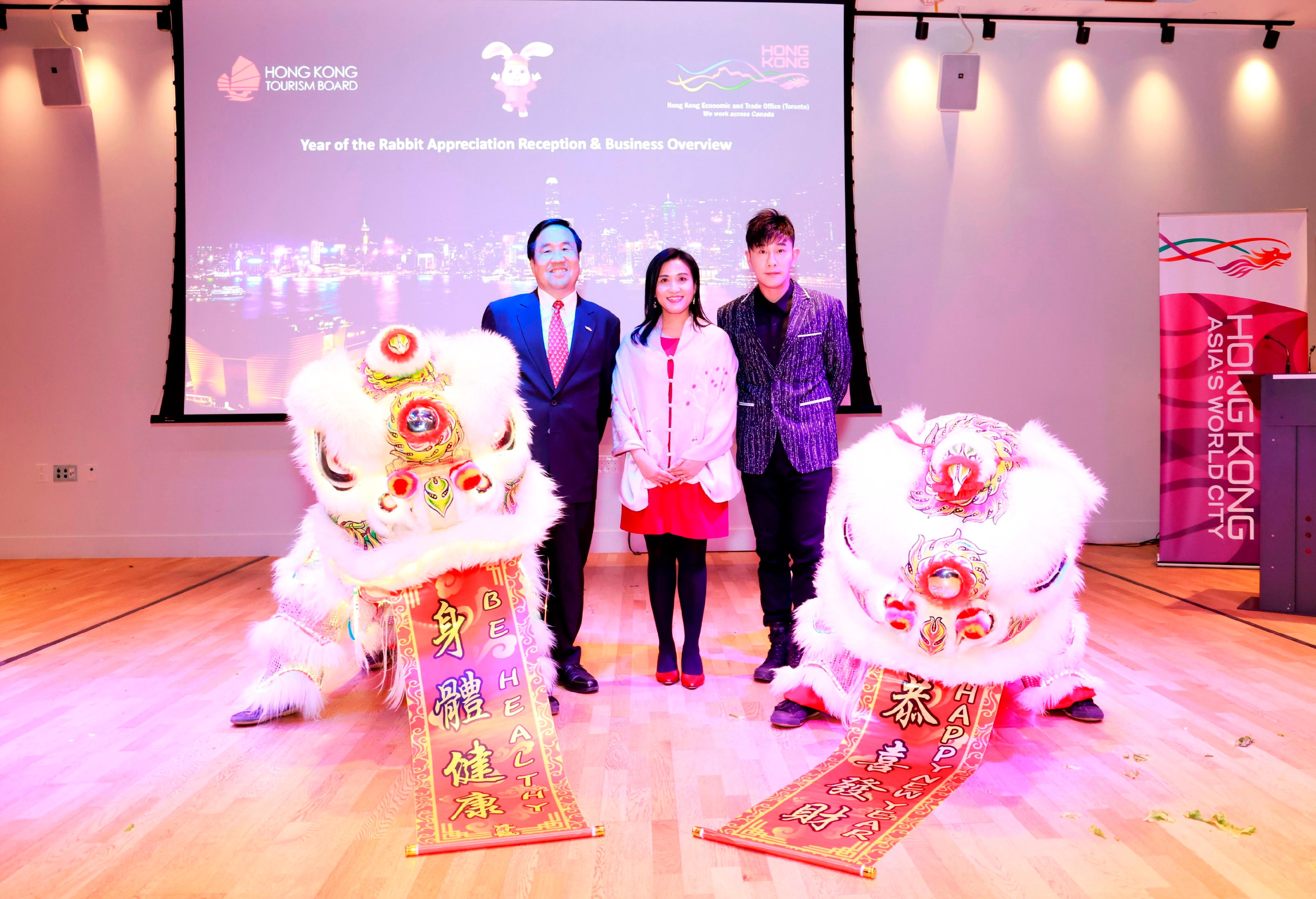 The Hong Kong Economic and Trade Office, Toronto (Toronto ETO) and the Hong Kong Tourism Board (Canada) (HKTB) held a Lunar New Year reception in Toronto today (January 19, Toronto time). Photo shows the Director of Toronto ETO, Ms Emily Mo (centre), with the HKTB Director for Canada, Central and South Americas, Mr Michael Lim (left), Hong Kong magician Louis Yan (right) and the lion dance troupe at the reception.