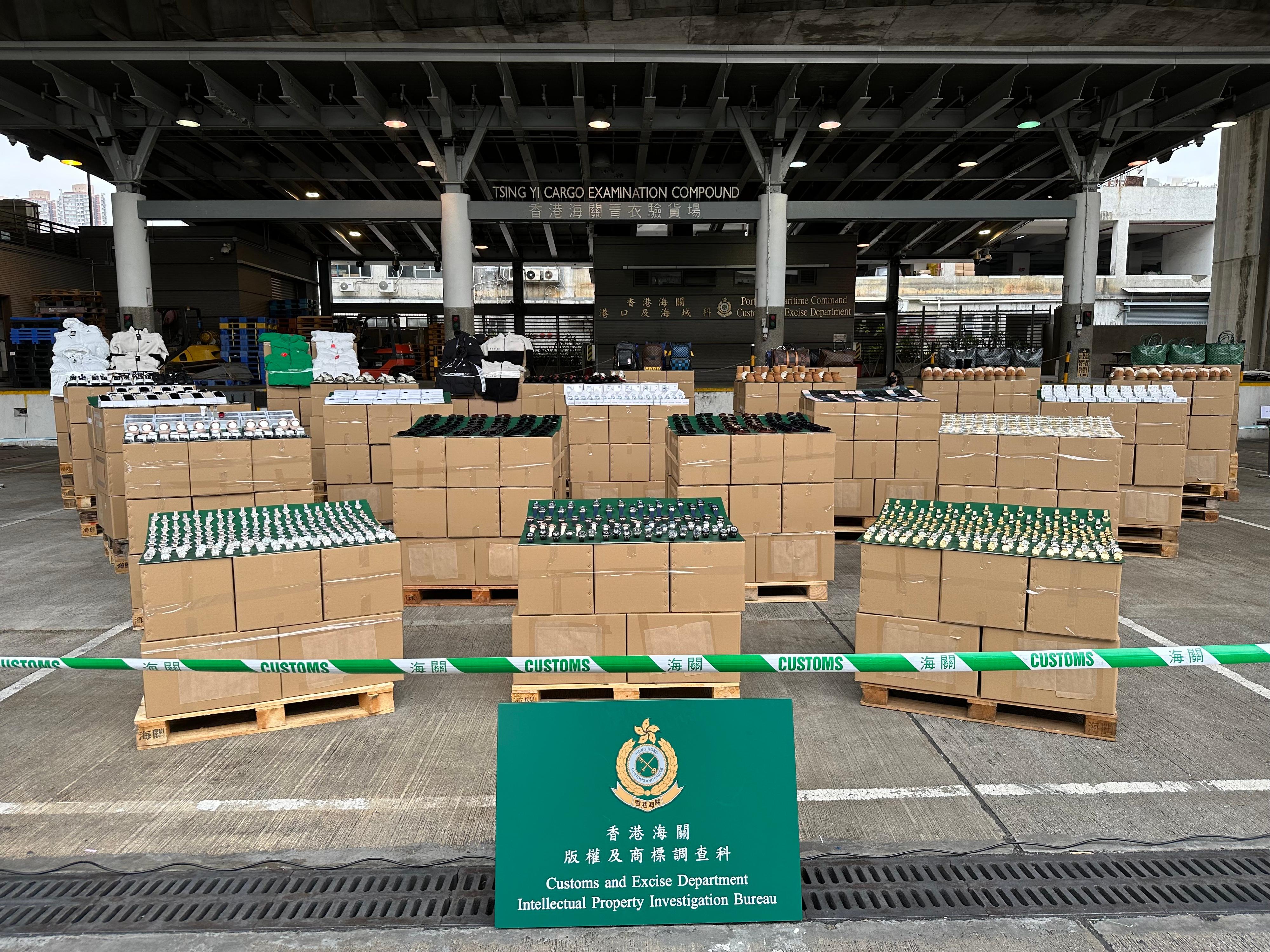 香港海关过去两周（一月三日至十六日）采取代号「追迹者IV」的执法行动，打击跨境转运及本地冒牌货物销售活动，检获共约九万件怀疑冒牌货物，估计市值共约四千万元。图示部分检获的怀疑冒牌货物。