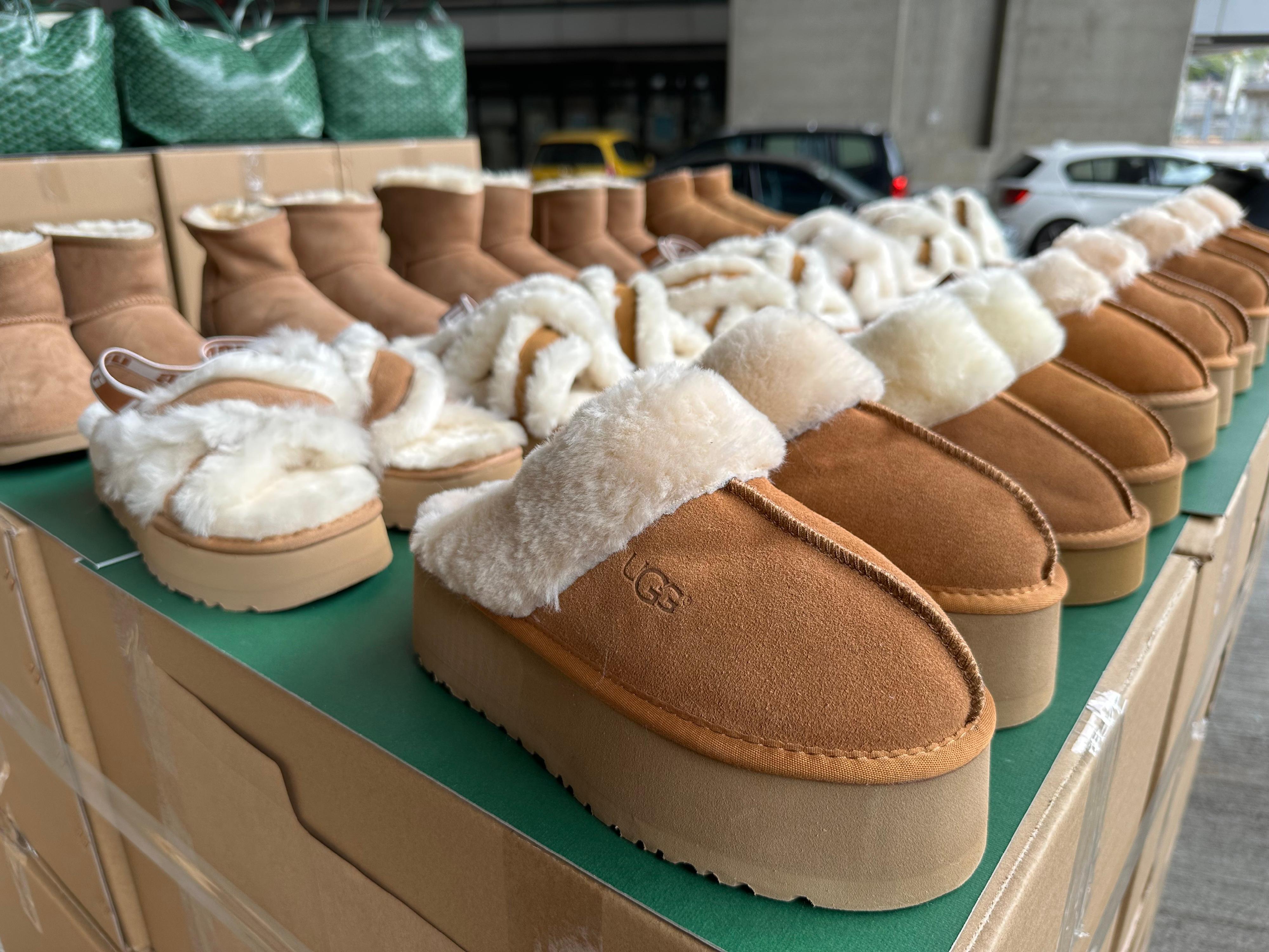 香港海关过去两周（一月三日至十六日）采取代号「追迹者IV」的执法行动，打击跨境转运及本地冒牌货物销售活动，检获共约九万件怀疑冒牌货物，估计市值共约四千万元。图示部分检获的怀疑冒牌鞋履。