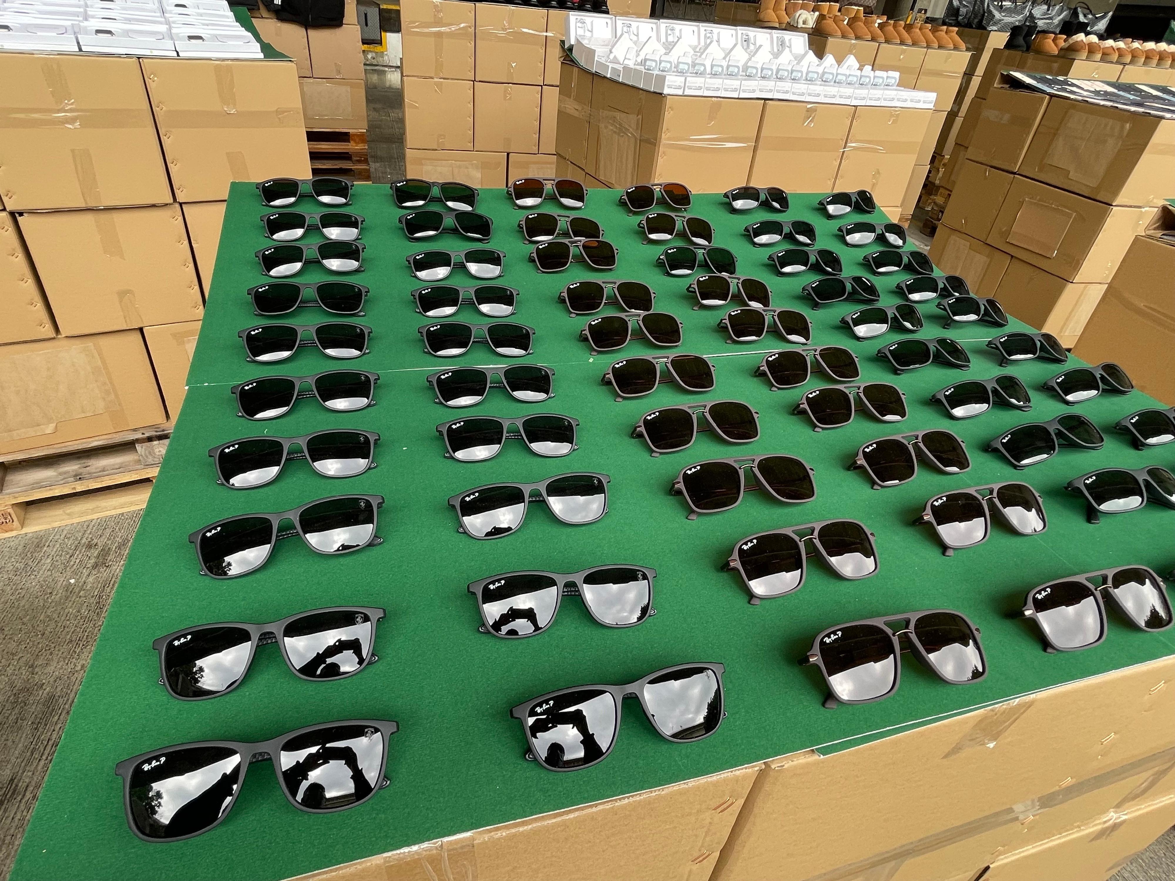 香港海关过去两周（一月三日至十六日）采取代号「追迹者IV」的执法行动，打击跨境转运及本地冒牌货物销售活动，检获共约九万件怀疑冒牌货物，估计市值共约四千万元。图示部分检获的怀疑冒牌太阳眼镜。

