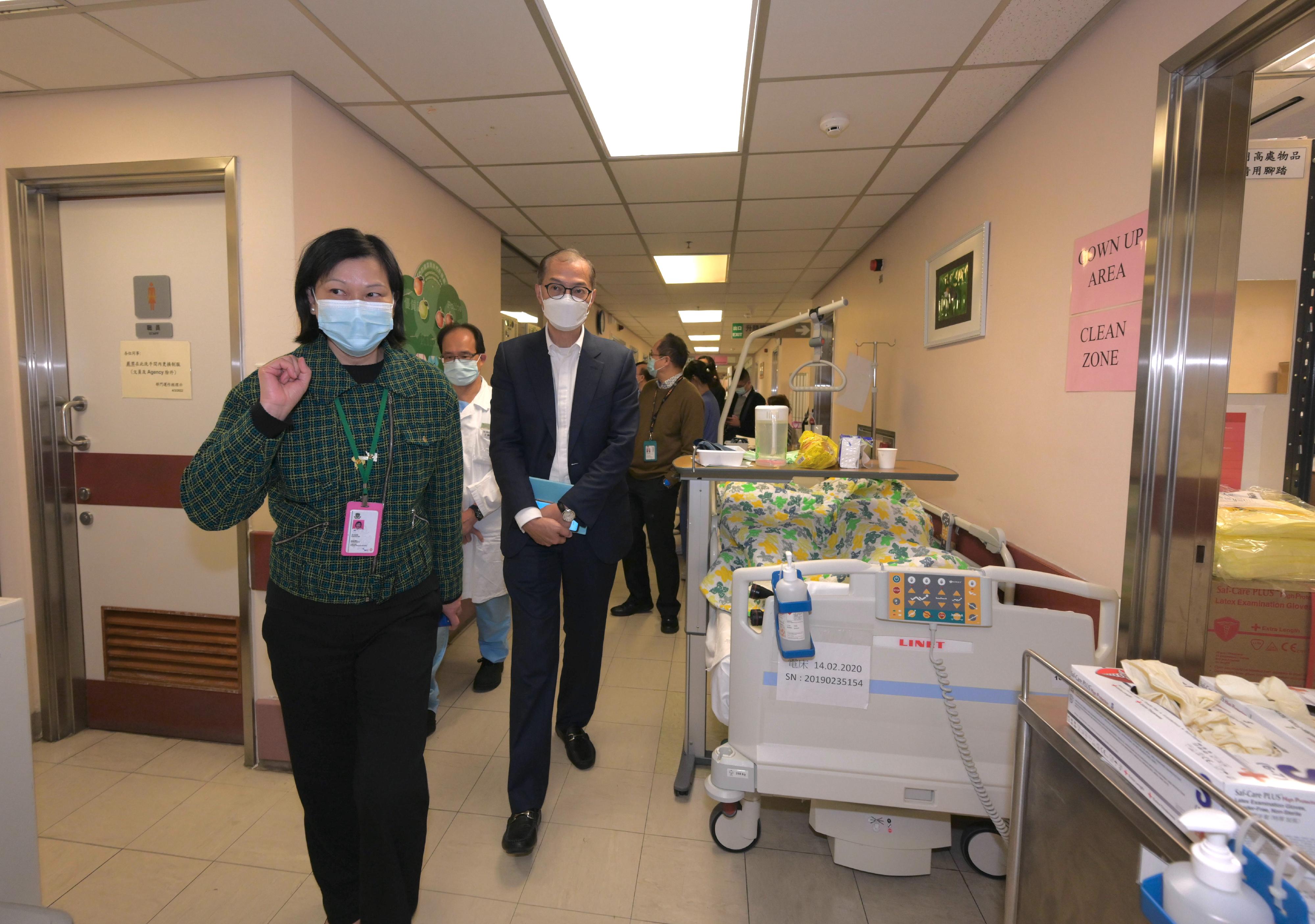 医务卫生局局长卢宠茂教授（左三）今日（一月二十日）视察玛嘉烈医院，在医护人员的陪同下巡视该院的矫形及创伤科病房。
