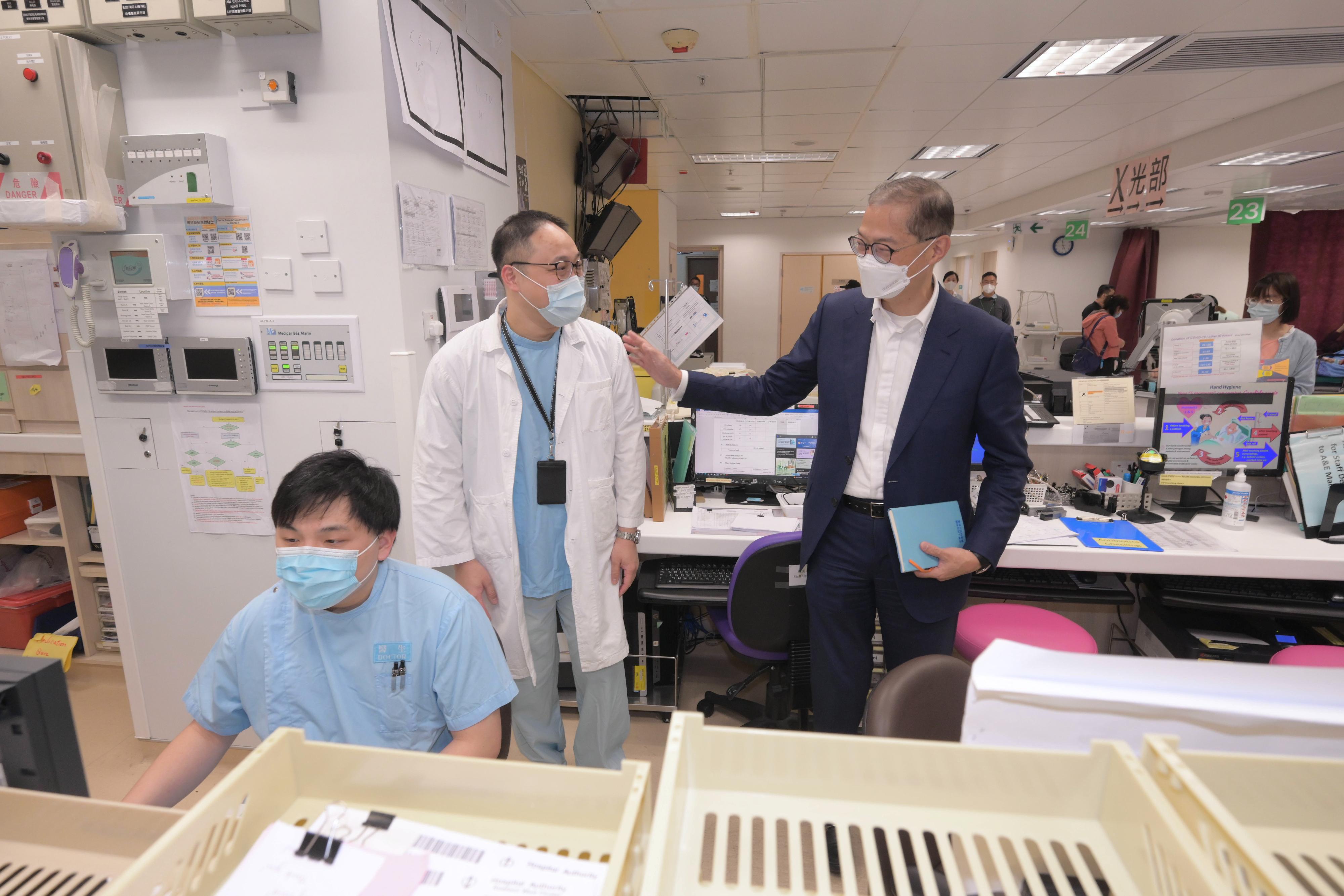 医务卫生局局长卢宠茂教授（右）今日（一月二十日）视察玛嘉烈医院，为该院急症室的前线医护人员打气。
