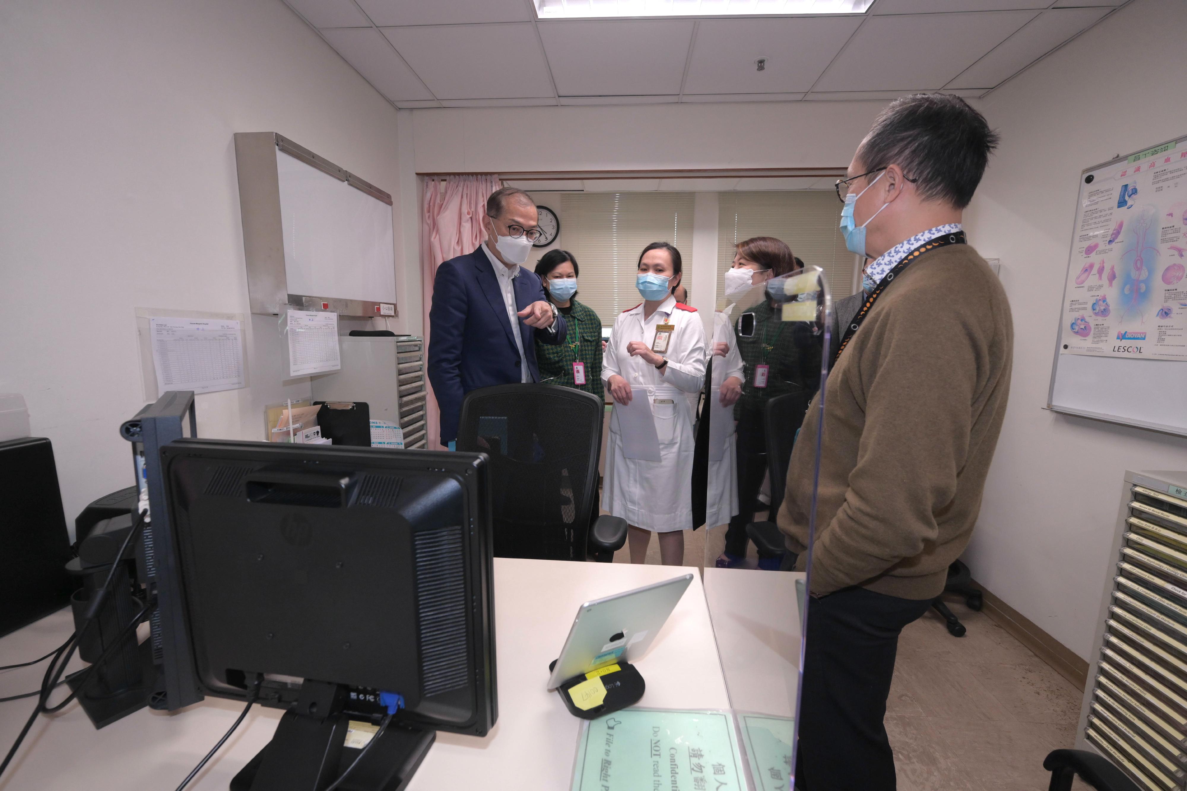 The Secretary for Health, Professor Lo Chung-mau (first left), and the Under Secretary for Health, Dr Libby Lee (second right), visited Princess Margaret Hospital today (January 20) to get a grasp of the operation of the Medicine and Geriatrics Specialist Outpatient Clinic of the hospital.