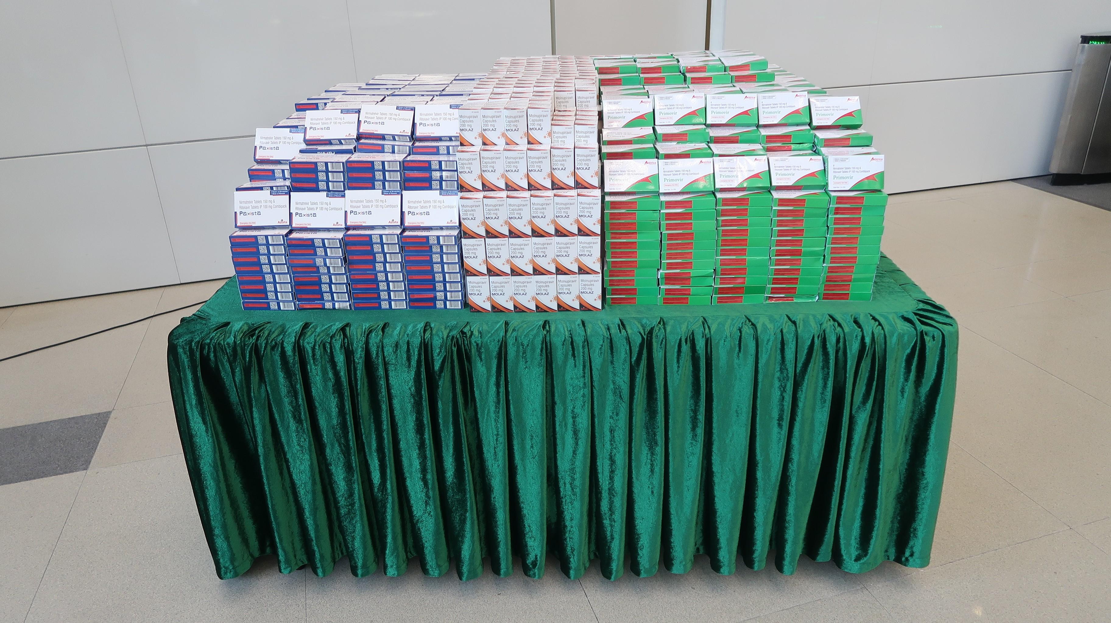 香港海關一月十九日在香港國際機場偵破一宗懷疑走私藥物案件，檢獲約二千一百盒懷疑受管制新冠口服藥物，估計市值約七百萬元。圖示檢獲的懷疑受管制新冠口服藥物。
