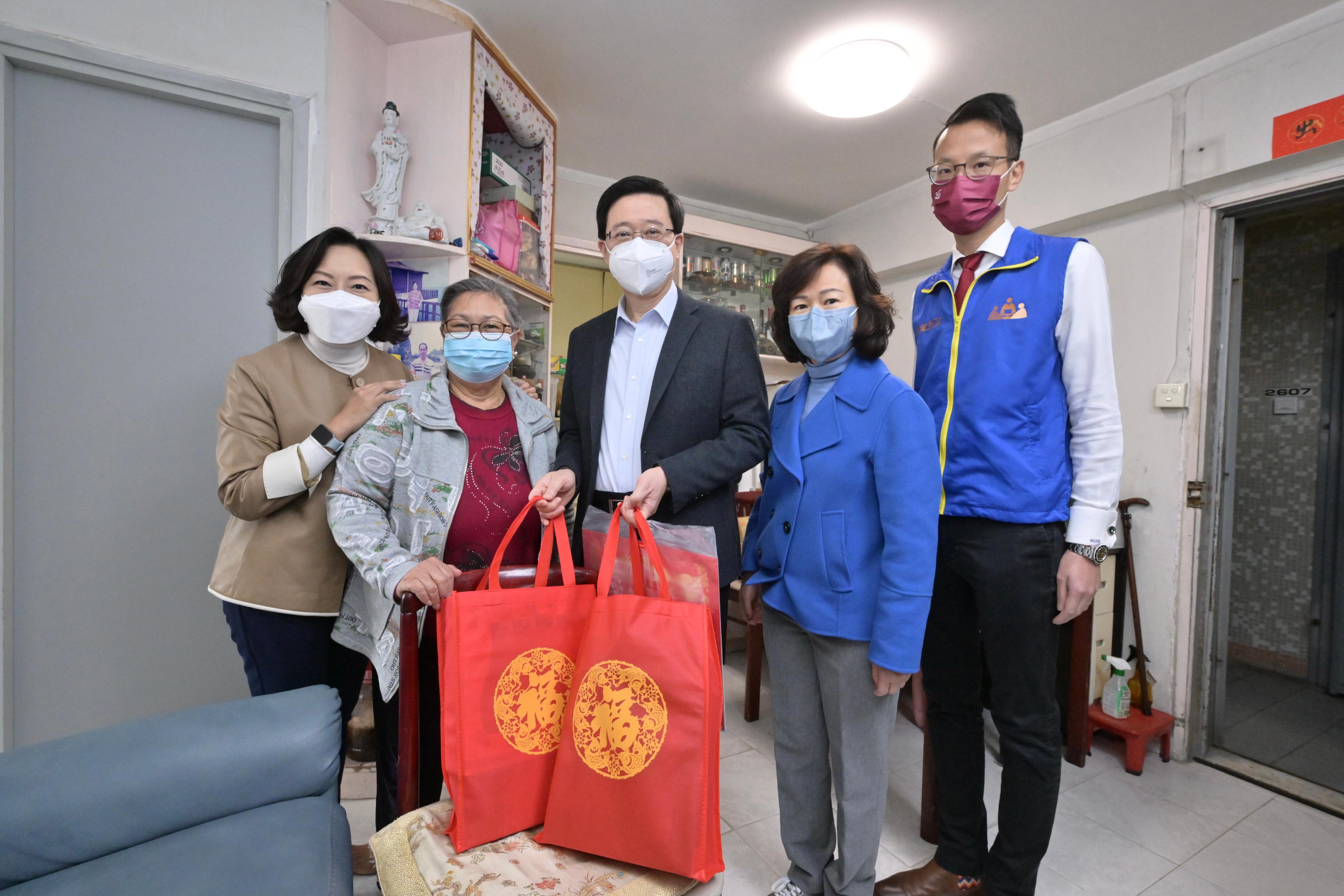 The Chief Executive, Mr John Lee, visited Cheung Hang Estate in Tsing Yi today (January 20). Photo shows Mr Lee (centre), accompanied by the Secretary for Home and Youth Affairs, Miss Alice Mak (first left) and the Director of Home Affairs, Mrs Alice Cheung (second right), visiting a single elderly person to learn about her needs and daily life, and give a gift pack to her.