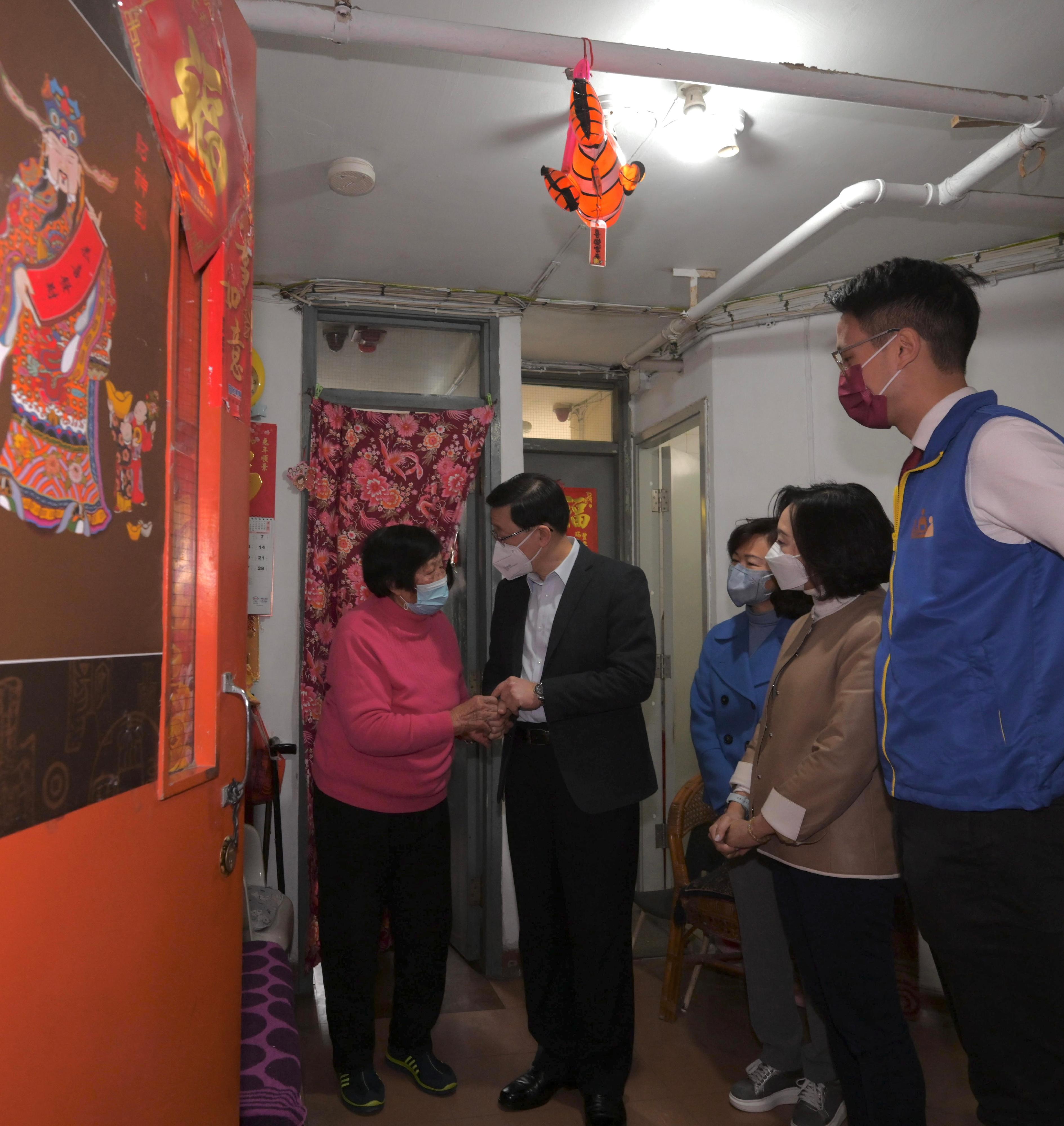 The Chief Executive, Mr John Lee, visited Cheung Hang Estate in Tsing Yi today (January 20). Photo shows Mr Lee (second left), accompanied by the Secretary for Home and Youth Affairs, Miss Alice Mak (second right) and the Director of Home Affairs, Mrs Alice Cheung (third right), visiting a single elderly person to learn about her needs and daily life, and give a gift pack to her.