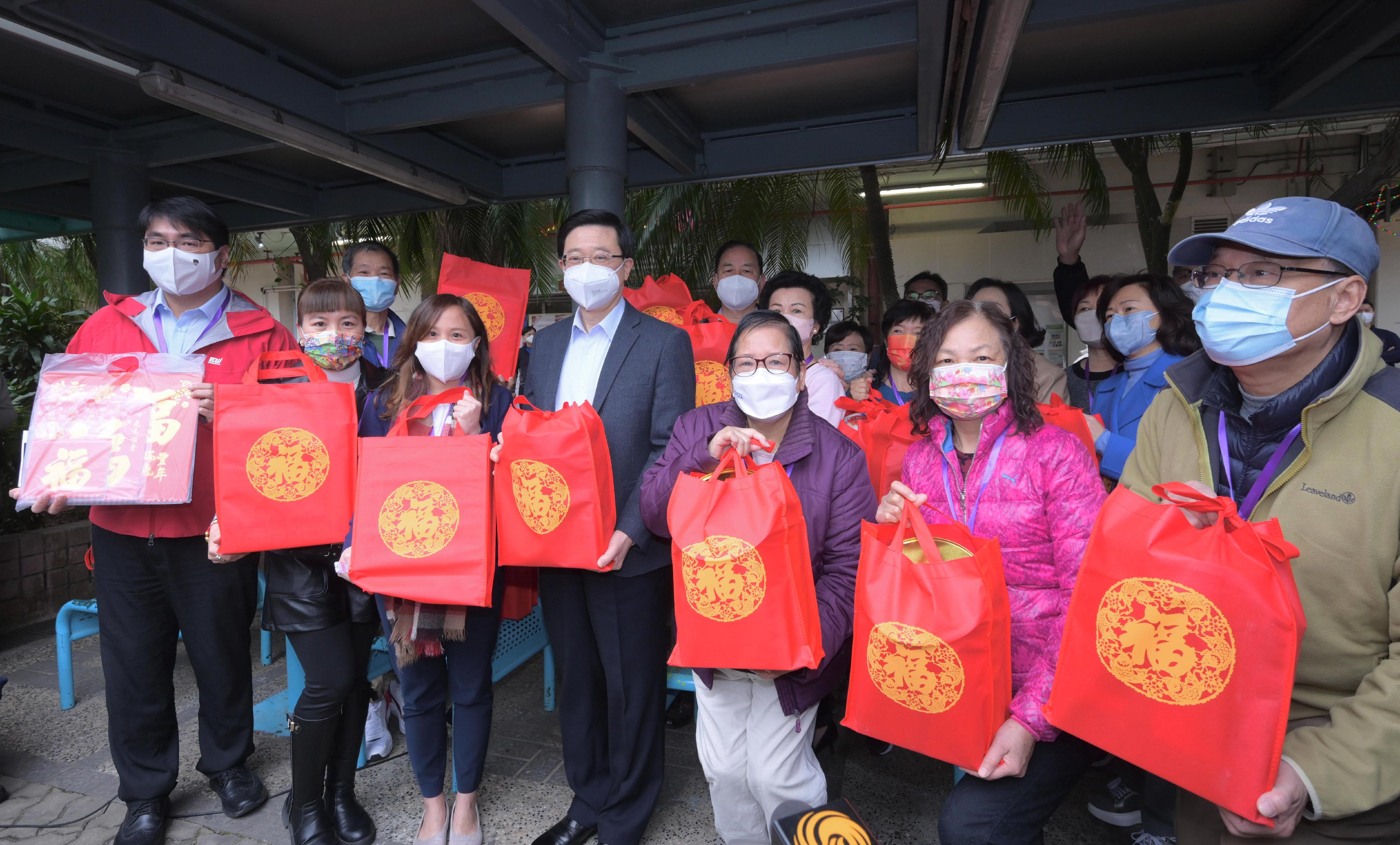 The Chief Executive, Mr John Lee, visited Cheung Hang Estate in Tsing Yi today (January 20). Photo shows Mr Lee (centre) showing support to volunteers.
