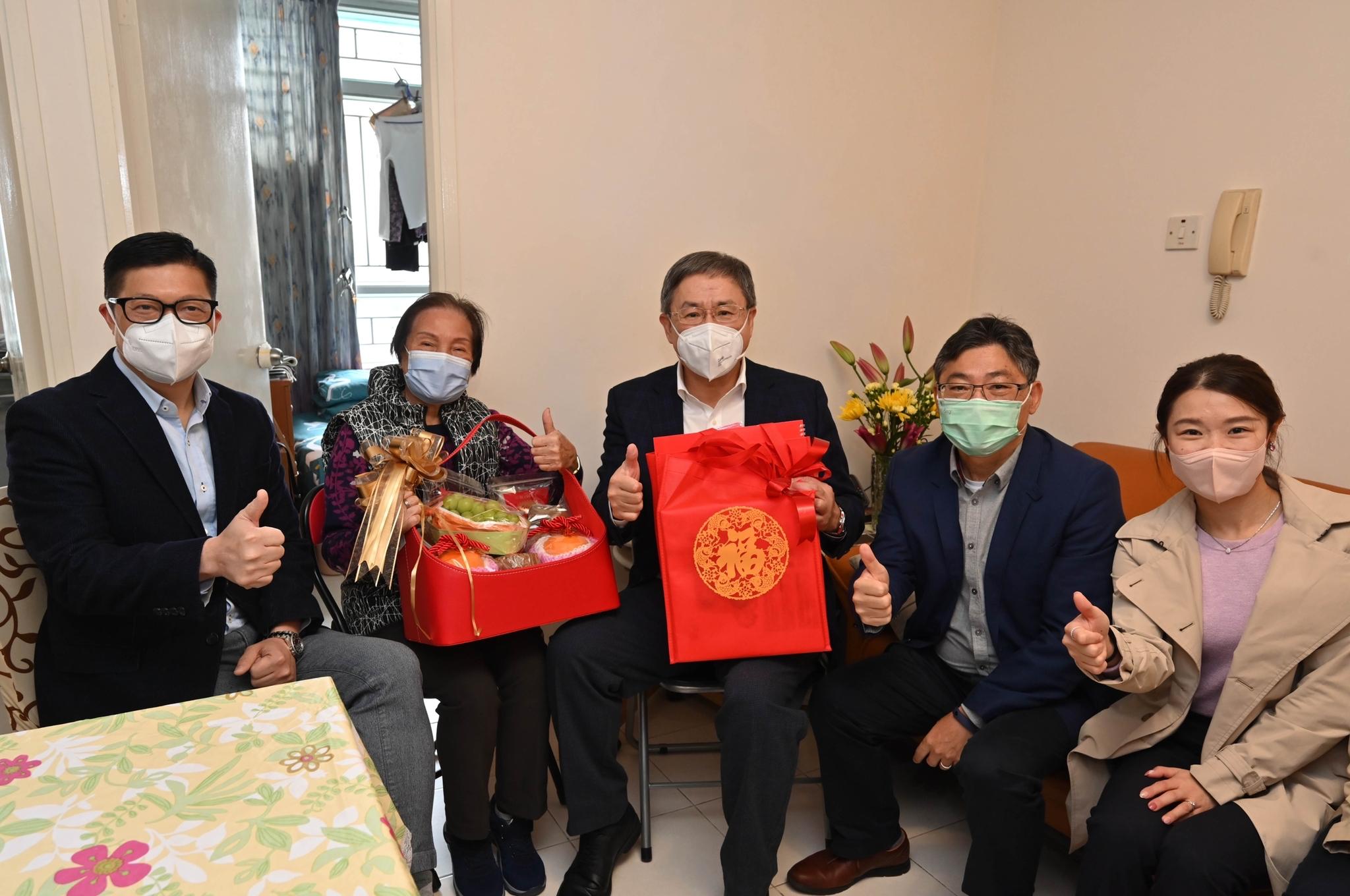 The Chief Secretary for Administration, Mr Chan Kwok-ki, and the Deputy Chief Secretary for Administration, Mr Cheuk Wing-hing, together with a number of Principal Officials, visited grass-roots families in the Eastern District to distribute Chinese New Year blessing bags and celebrate Chinese New Year with them today (January 21). Photo shows Mr Cheuk (centre); the Secretary for Security, Mr Tang Ping-keung (first left); and the Secretary for Transport and Logistics, Mr Lam Sai-hung (second right), visiting an elderly singleton to extend Lunar New Year greetings to elderlies.