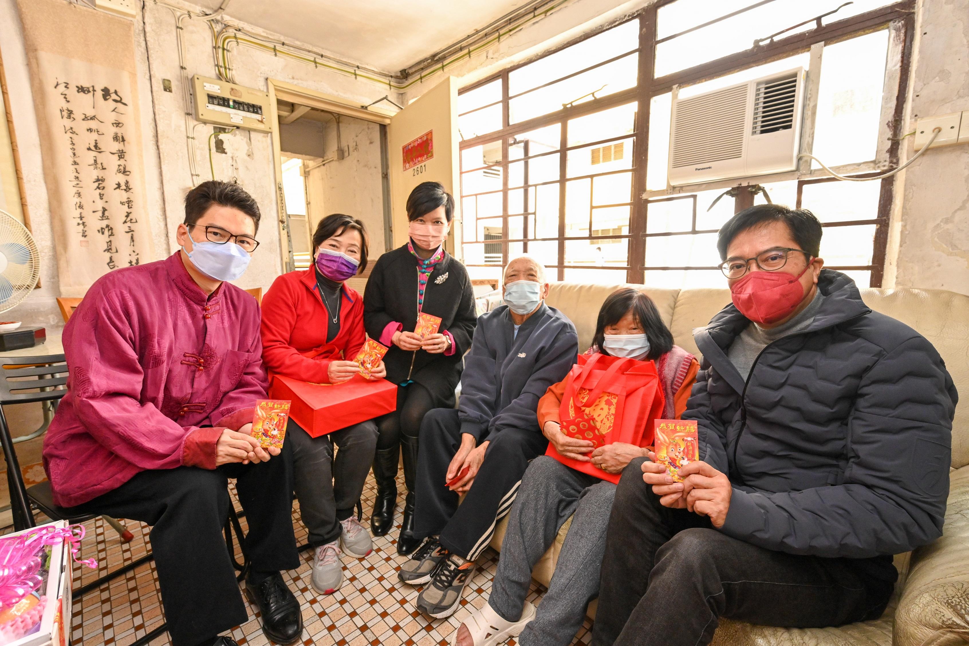 The Financial Secretary, Mr Paul Chan and the Deputy Financial Secretary, Mr Michael Wong together with a number of Principal Officials, visited grass-roots families in Tuen Mun District to distribute blessing bags and celebrate Chinese New Year with them today (January 22). Photo shows Mr Wong (first right), the Secretary for Housing, Ms Winnie Ho (third left); the Secretary for Education, Dr Choi Yuk-lin (second left); and Acting Secretary for Financial Services and the Treasury, Mr Joseph Chan (first left) visiting elderly doubletons living in Yau Oi Estate, Tuen Mun, to learn more about their daily life and needs. They also presented gifts to the seniors and extended seasonal greetings to them on behalf of the Government.