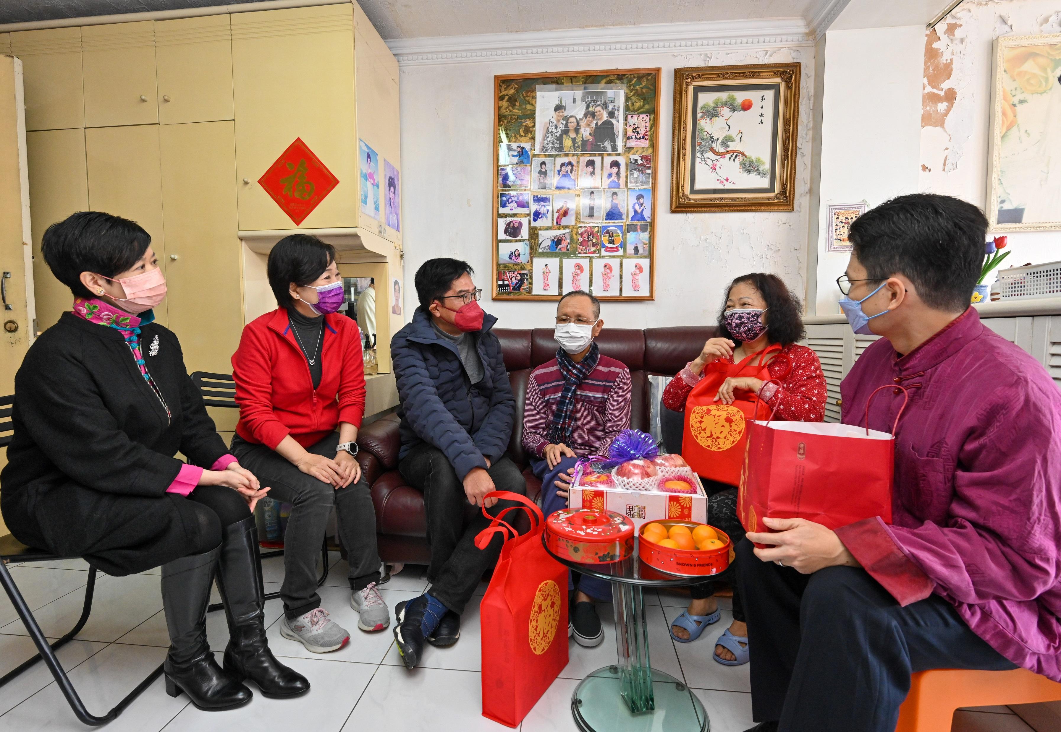 The Financial Secretary, Mr Paul Chan and the Deputy Financial Secretary, Mr Michael Wong together with a number of Principal Officials visited grass-roots families in Tuen Mun District to distribute blessing bags and celebrate Chinese New Year with them today (January 22). Photo shows Mr Wong (third left), the Secretary for Housing, Ms Winnie Ho (first left); the Secretary for Education, Dr Choi Yuk-lin (second left); and Acting Secretary for Financial Services and the Treasury, Mr Joseph Chan (first right) visiting elderly doubletons living in Yau Oi Estate, Tuen Mun, to learn more about their daily life and needs.