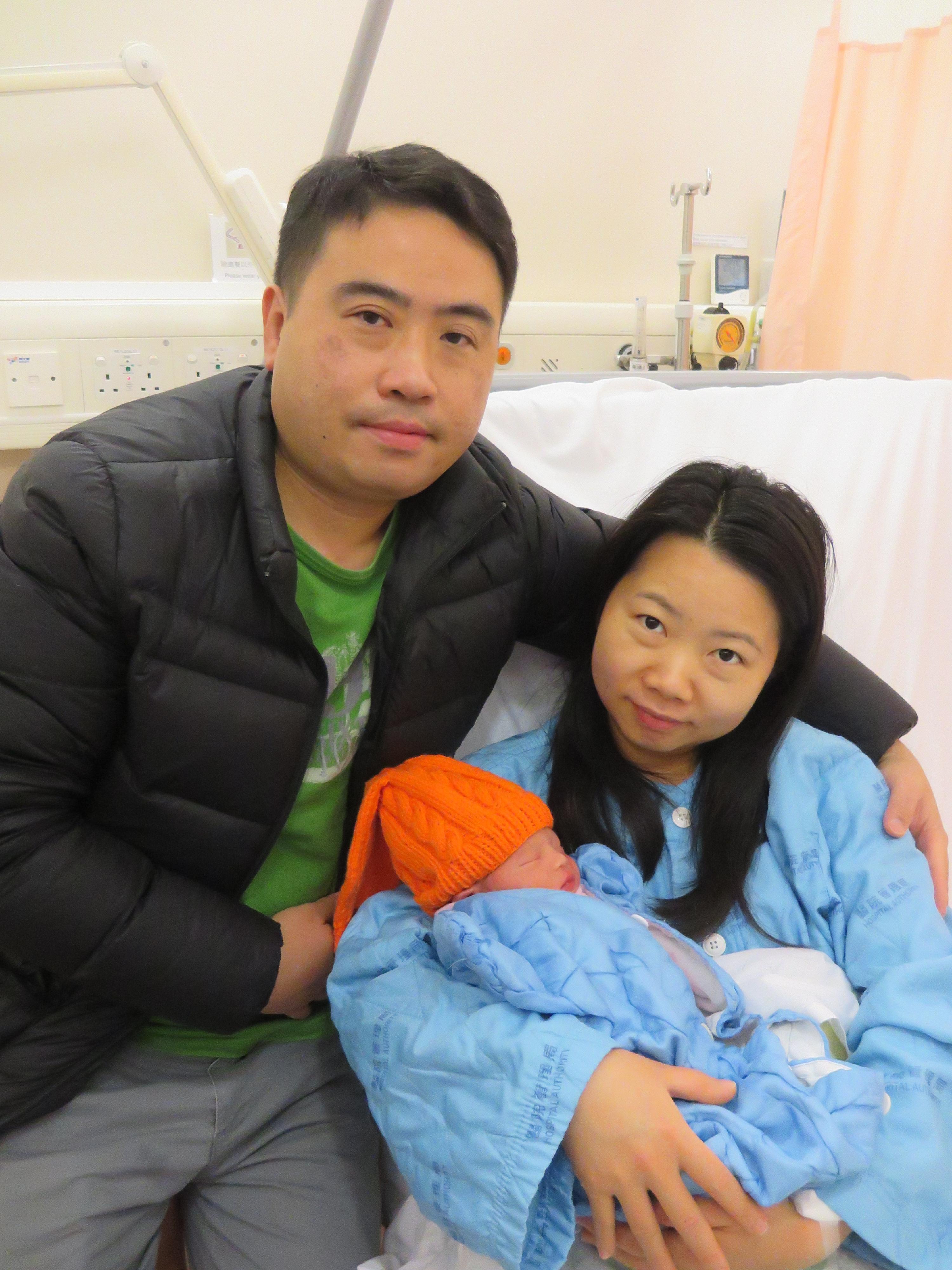 The Yung's baby boy, weighed 2.9kg, was born in Queen Mary Hospital at 0.25am today (January 22).
