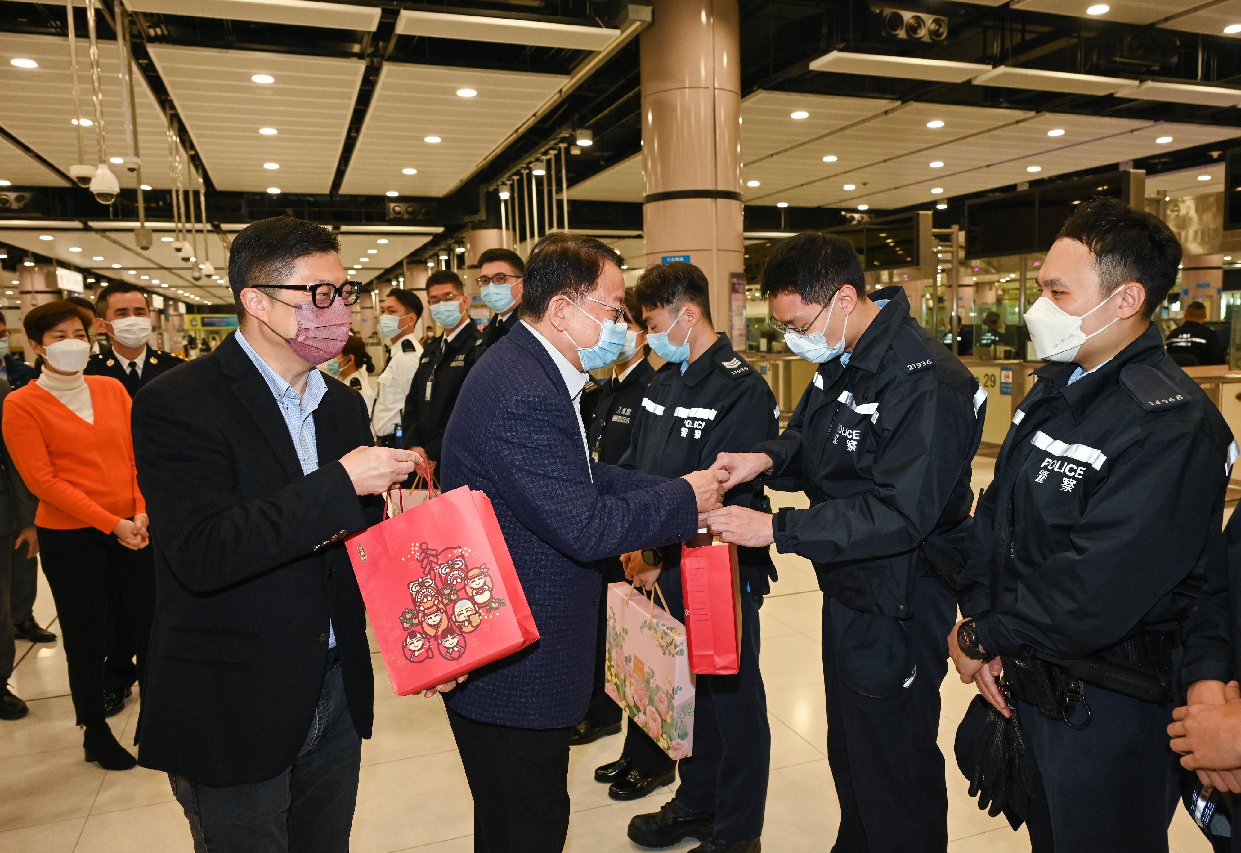 The Chief Secretary for Administration, Mr Chan Kwok-ki, today (January 22), on the first day of the Lunar New Year, visited the Lok Ma Chau Spur Line/Futian Control Point to inspect its operation. Photo shows Mr Chan (fourth right), accompanied by the Secretary for Security, Mr Tang Ping-keung (third left), meeting the frontline staff of the Hong Kong Police Force on duty.
