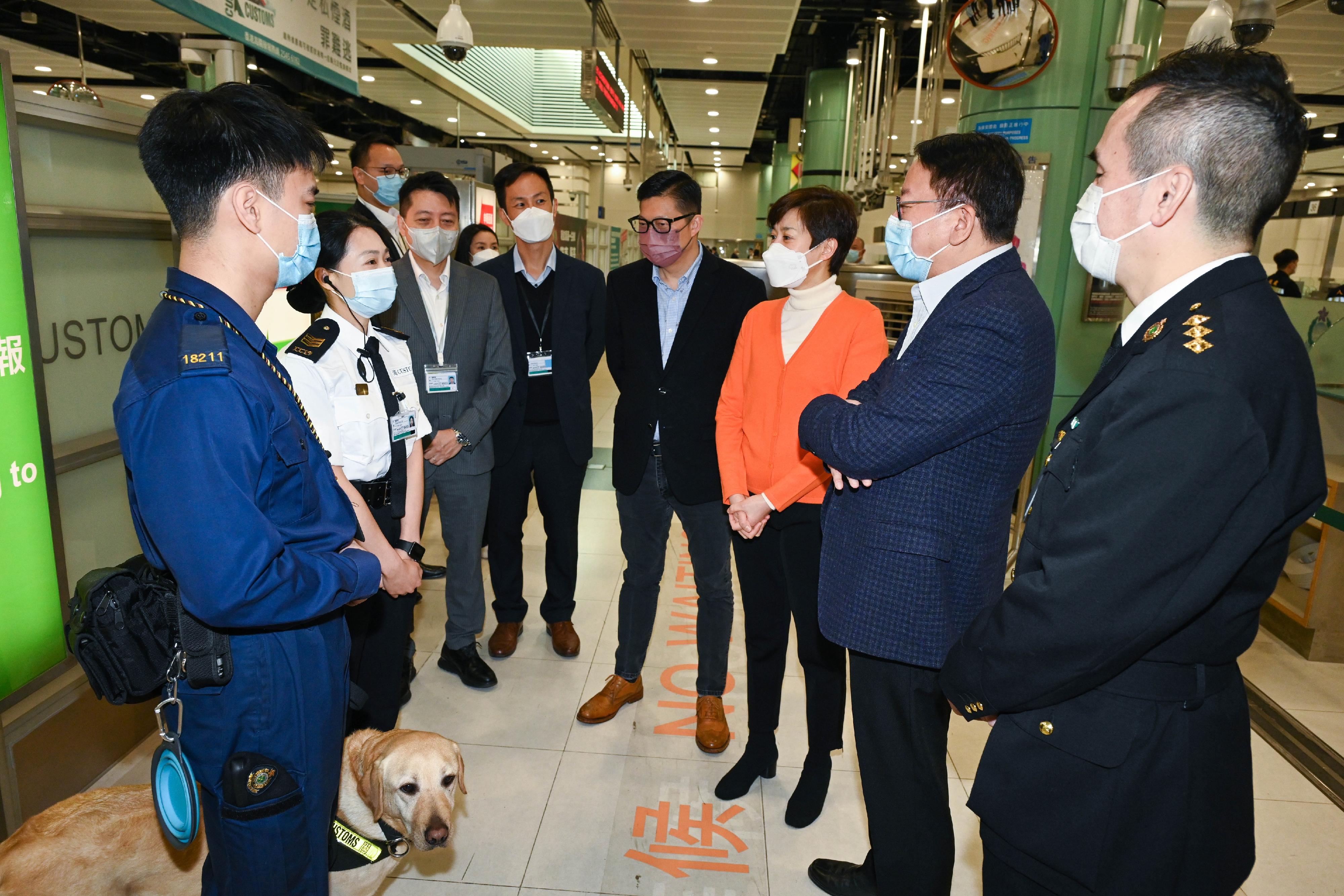 The Chief Secretary for Administration, Mr Chan Kwok-ki, today (January 22), on the first day of the Lunar New Year, visited the Lok Ma Chau Spur Line/Futian Control Point to inspect its operation. Photo shows Mr Chan (second right), accompanied by the Secretary for Security, Mr Tang Ping-keung (fourth right), and the Commissioner of Customs and Excise, Ms Louise Ho (third right), meeting the frontline staff of the Customs and Excise Department on duty.