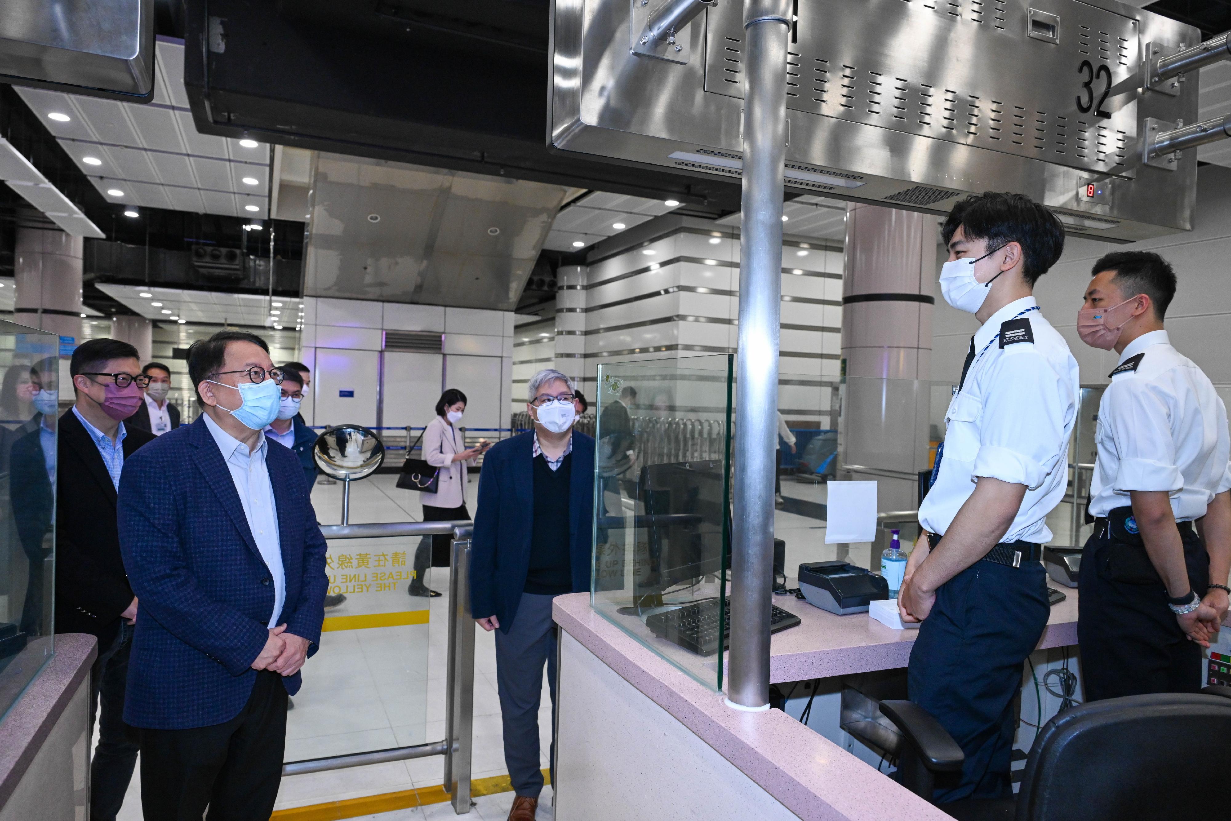 The Chief Secretary for Administration, Mr Chan Kwok-ki, today (January 22), on the first day of the Lunar New Year, visited the Lok Ma Chau Spur Line/Futian Control Point to inspect its operation. Photo shows Mr Chan (second left), accompanied by the Secretary for Security, Mr Tang Ping-keung (first left), and the Director of Immigration, Mr Au Ka-wang (centre), meeting the frontline staff of the Immigration Department on duty.