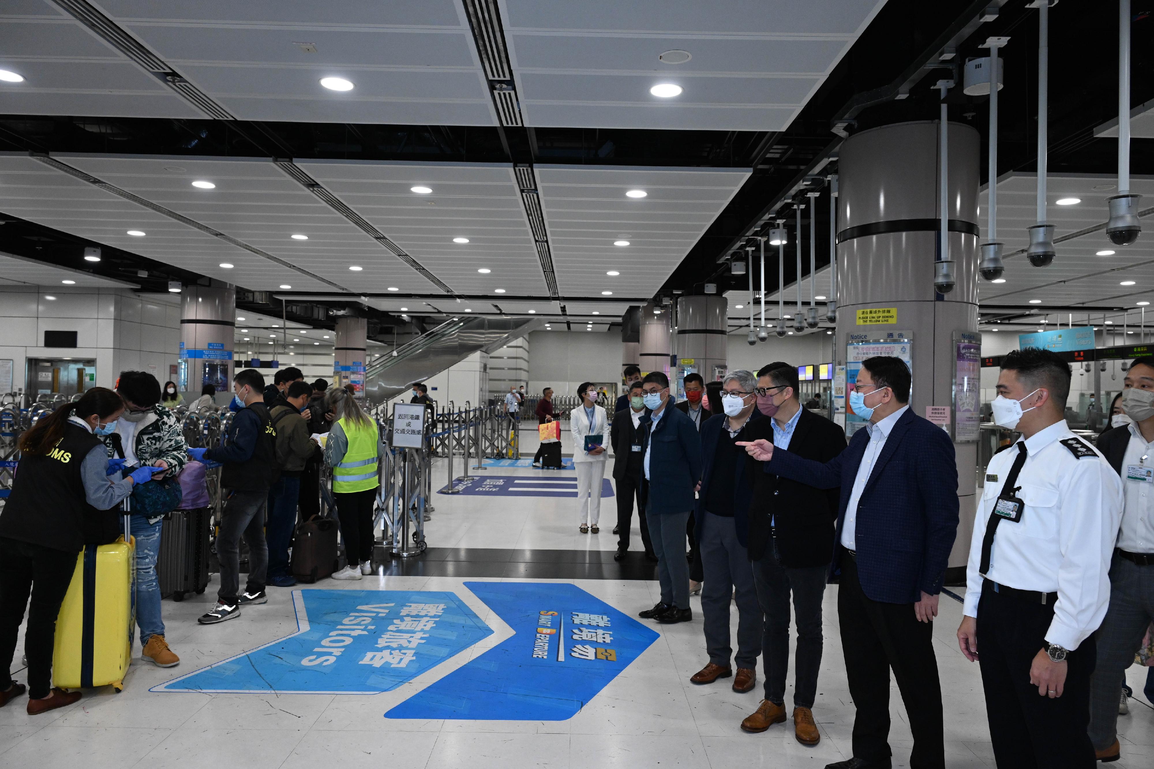 The Chief Secretary for Administration, Mr Chan Kwok-ki, today (January 22), on the first day of the Lunar New Year, visited the Lok Ma Chau Spur Line/Futian Control Point to inspect its operation. Photo shows Mr Chan (third right), accompanied by the Secretary for Security, Mr Tang Ping-keung (fourth right), and the Director of Immigration, Mr Au Ka-wang (fifth right), learning about the overall arrangements for customs clearance, public order maintenance, etc at the control point during the Lunar New Year period.

