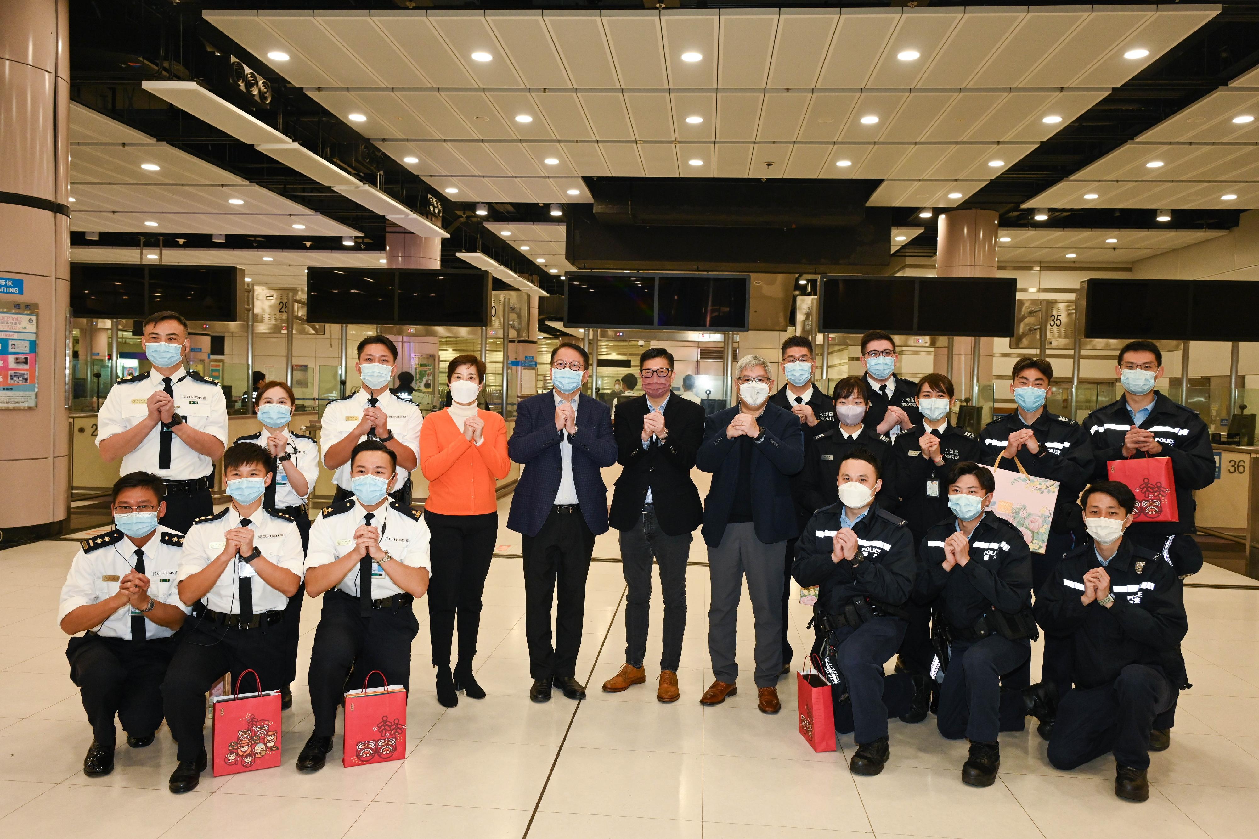 The Chief Secretary for Administration, Mr Chan Kwok-ki (second row, fifth left), today (January 22), on the first day of the Lunar New Year, visits the Lok Ma Chau Spur Line/Futian Control Point to inspect its operation. He is accompanied by the Secretary for Security, Mr Tang Ping-keung (second row, sixth left); the Director of Immigration, Mr Au Ka-wang (second row, fifth right); and the Commissioner of Customs and Excise, Ms Louise Ho (second row, fourth left). He meets the frontline staff of the Immigration Department, the Customs and Excise Department and the Hong Kong Police Force on duty, and extends his heartfelt gratitude to them for their hard work during the Lunar New Year period.