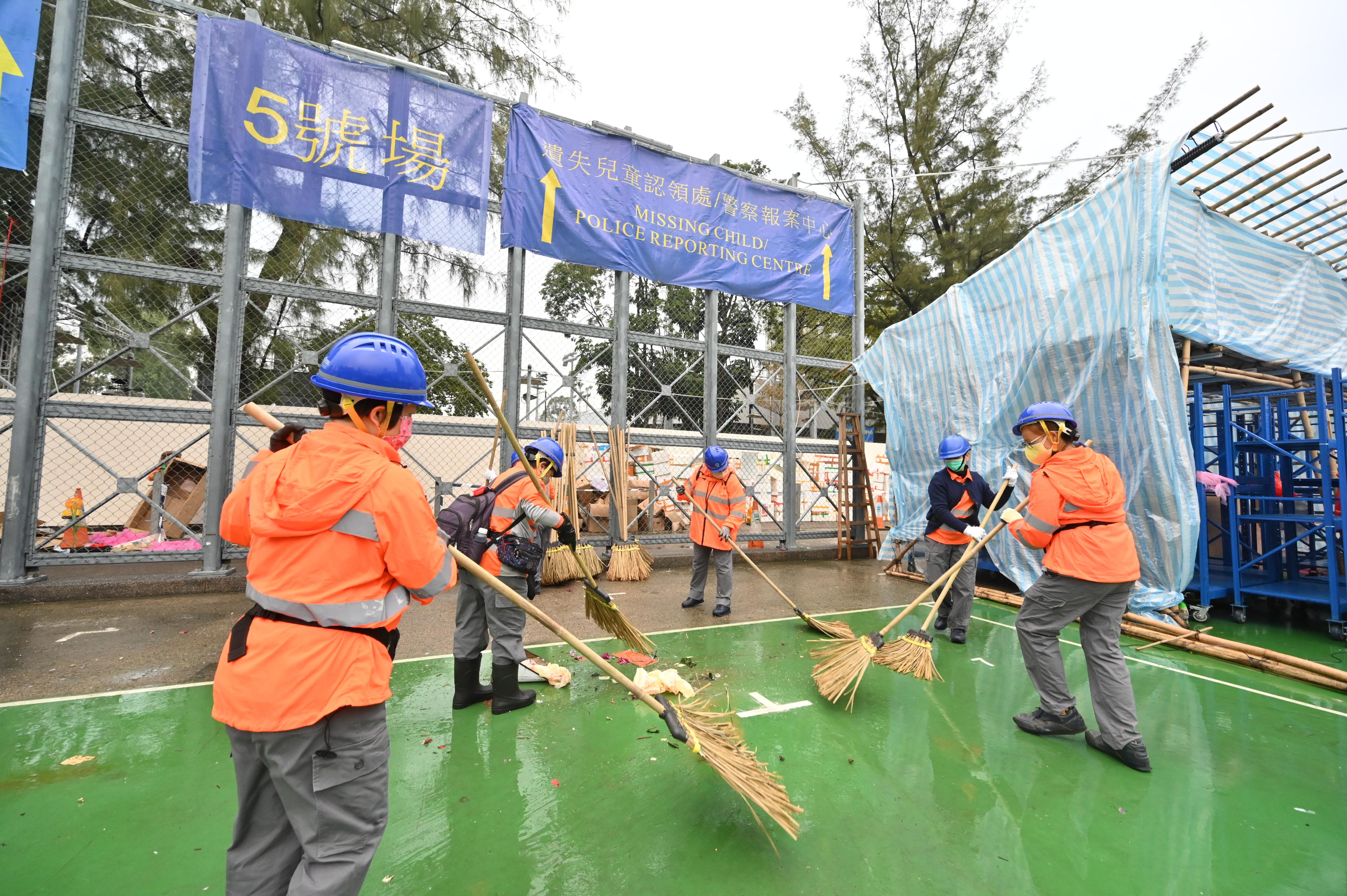 The 2023 Lunar New Year (LNY) Fair concluded successfully at 2am today (January 22). Photo shows cleaning workers cleaning up the Victoria Park LNY Fair site after the fair ended.